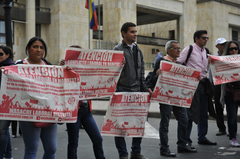 Los trabajadores que se sienten afectados ya se han manifestado frente a la Alcaldía de Bogotá. Foto: Gustavo Torrijos. 