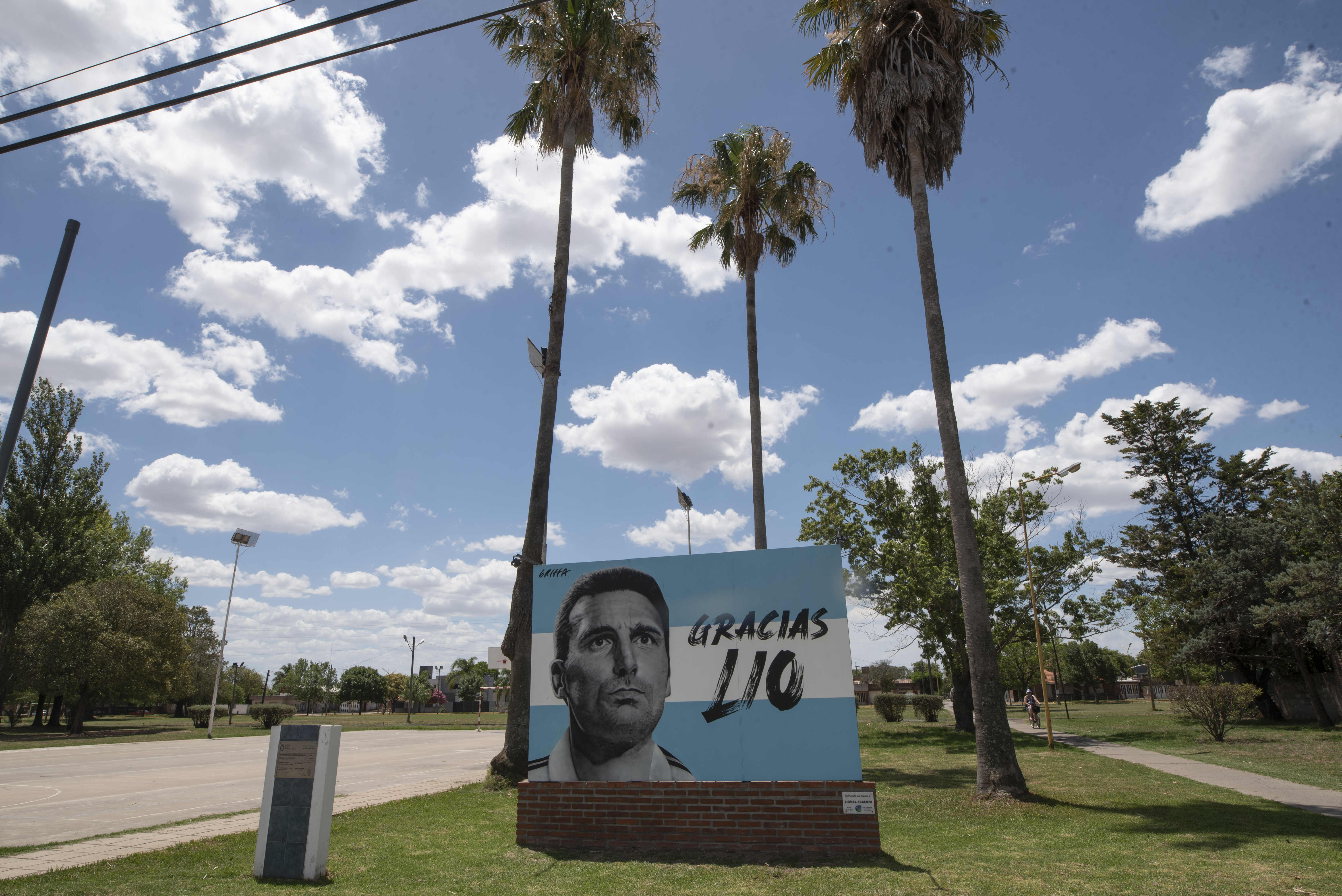 -FOTODELDíA- ACOMPAÑA CRÓNICA: ARGENTINA QATAR 2022. AME1915. PUJATO (ARGENTINA), 19/12/2022.- Fotografía de un mural con la imagen del entrenador de la selección argentina Lionel Scaloni con el mensaje "Gracias Lio", en Pujato (Argentina). Con casi 4.000 habitantes y rodeado de extensos campos, Pujato es un pueblo amable y tranquilo. Tanto como lo es su hijo más ilustre, el seleccionador argentino, Lionel Scaloni, de quien sus paisanos no pueden estar más orgullosos y contentos, pese al momento de tristeza que vive la localidad por la muerte de un vecino en un accidente de tráfico. EFE/ Franco Trovato Fuoco