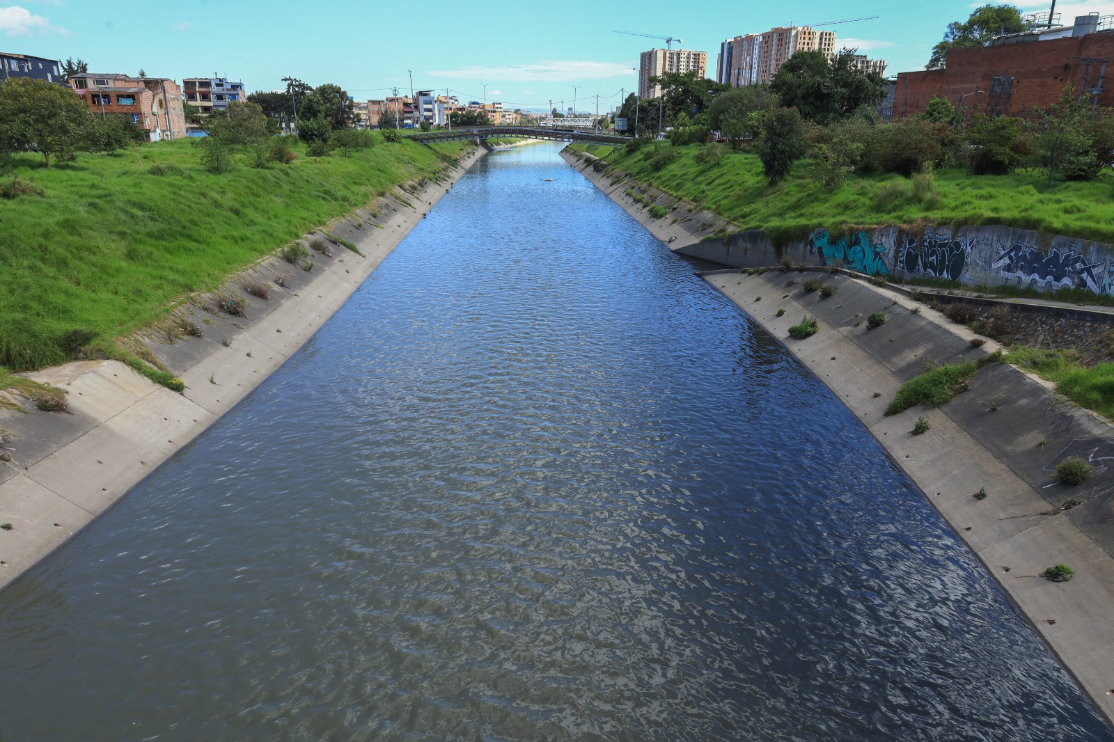 Cierran 6.400 conexiones de agua residual que contaminaban los ríos de Bogotá