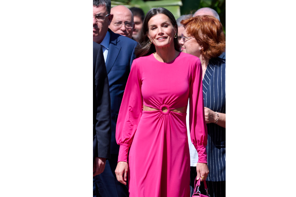 La reina ha aparecido con un espectacular vestido rosa que deja ver su abdomen.