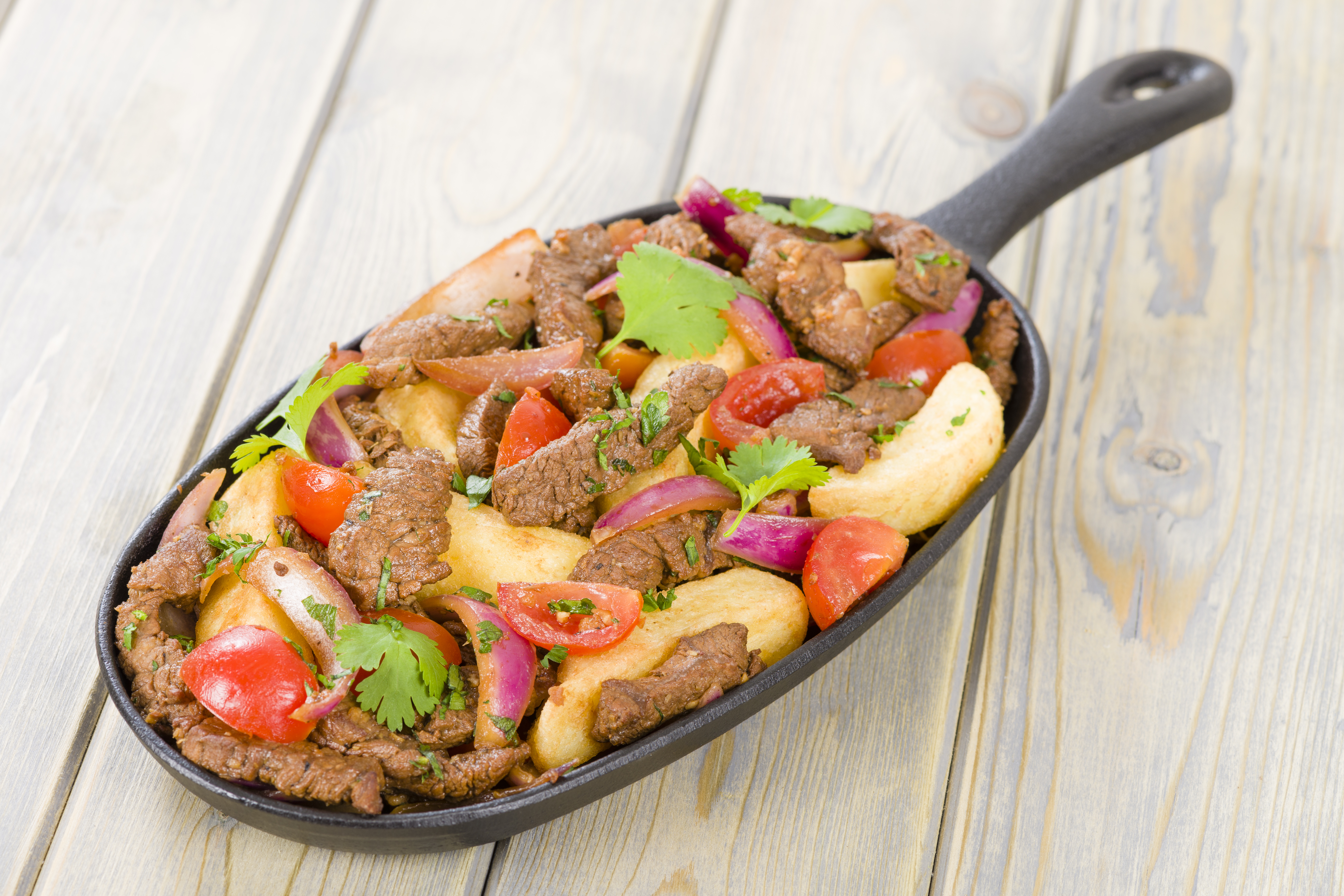 Lomo saltado con papas fritas jugoso y lleno de sabor