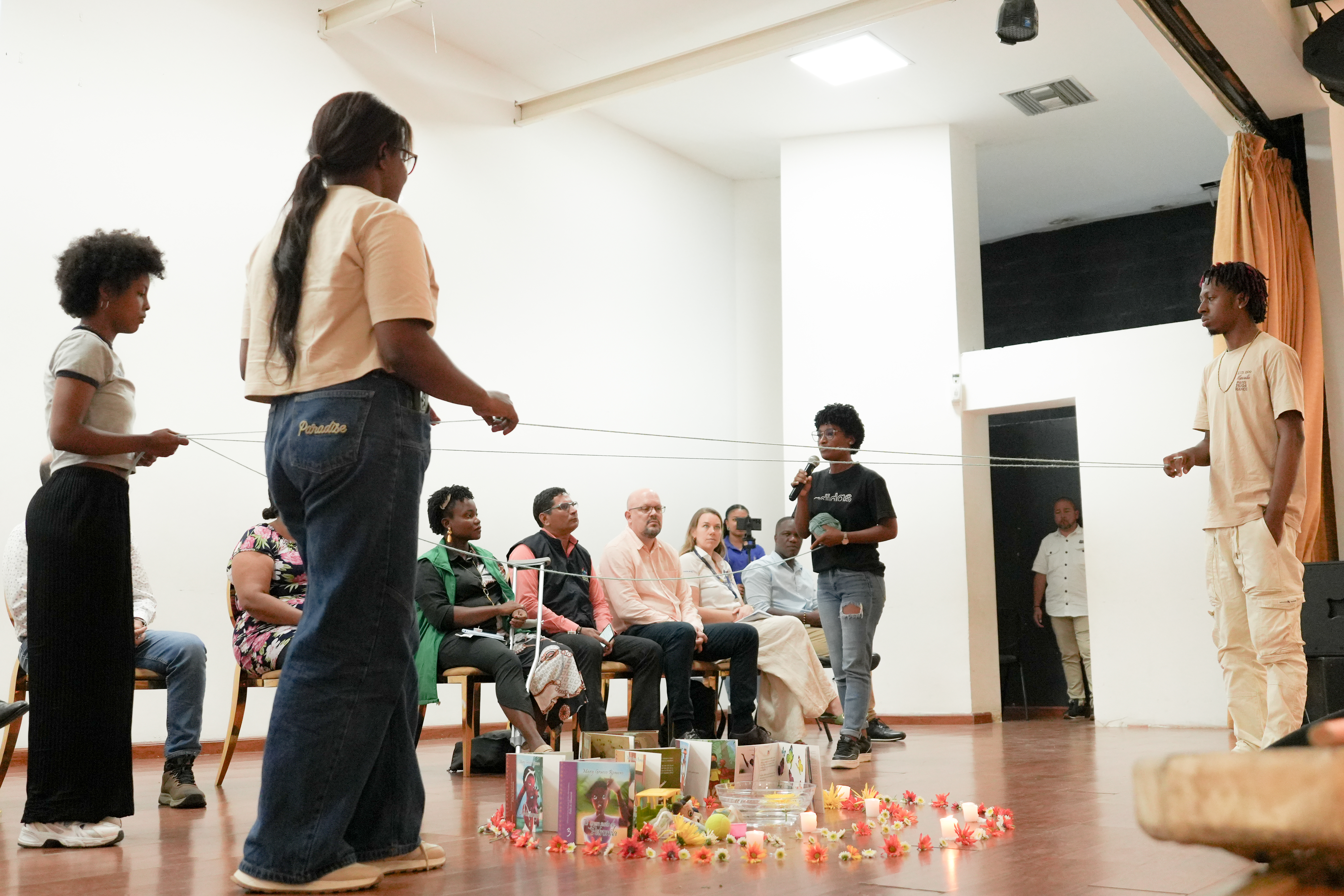 Miembros de las comunidades, las entidades locales y nacionales, y la comunidad internacional participan en las actividades de construcción de paz en Buenaventura.