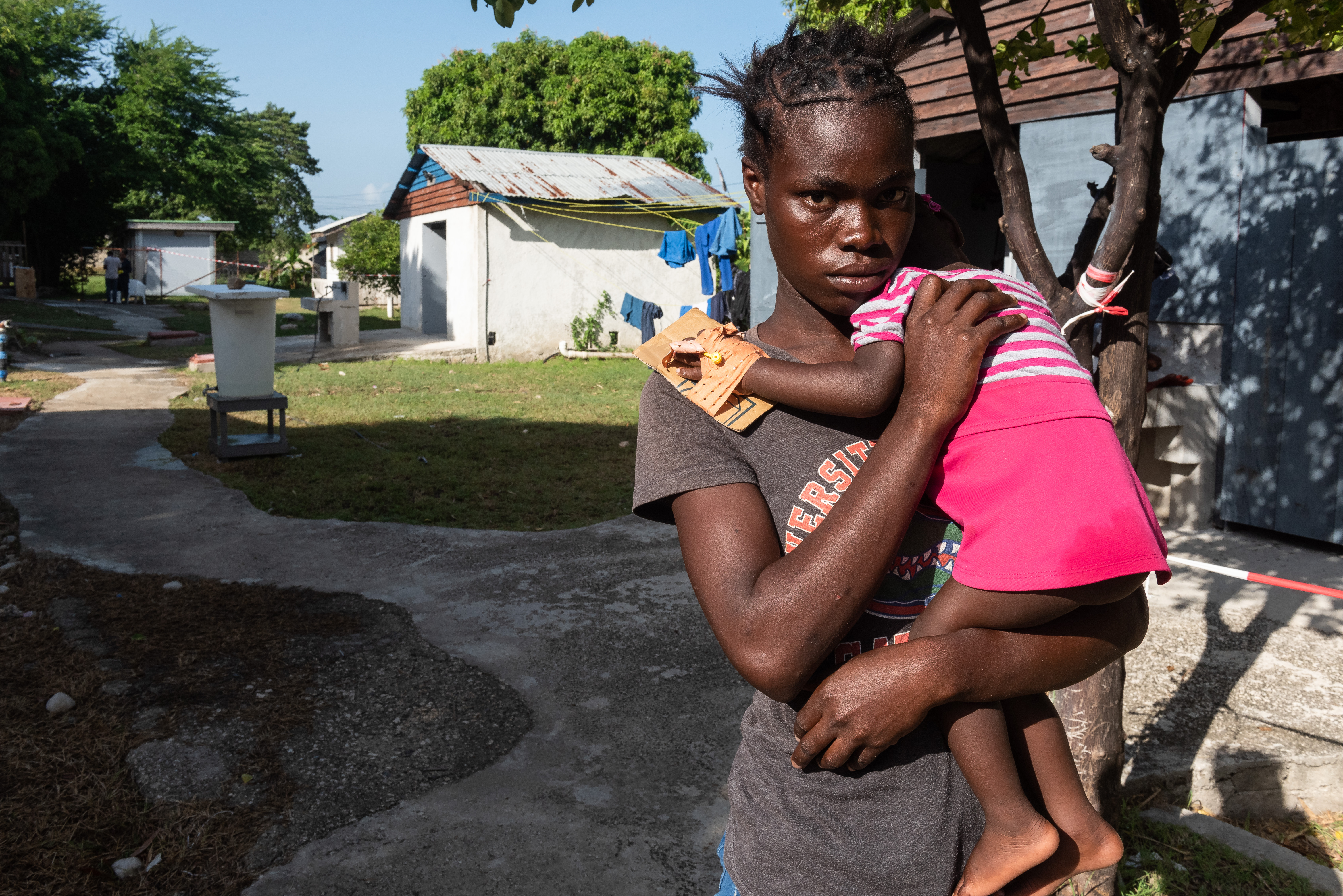 ACOMPAÑA CRÓNICA: HAITÍ CÓLERA - AME4523. PUERTO PRÍNCIPE (HAITÍ), 14/10/2022.- Una joven carga a su hija con cólera en el Centro de Tratamiento del Cólera (CTC) de Médicos Sin Fronteras (MSF) en el barrio de Cité-Soleil ayer, en Puerto Príncipe (Haití). Lágrimas, gritos. Grimèl se tira al suelo: esta mañana ha ido a ver a su hermano a un centro para el cólera de Médicos Sin Fronteras (MSF) en Puerto Príncipe, pero ha llegado tarde, él murió de noche. En Haití hay unos 260 casos sospechosos de la enfermedad, una treintena de confirmados y al menos dieciocho fallecidos, y los sanitarios temen que lo peor esté aún por llegar. EFE/ Johnson Sabin