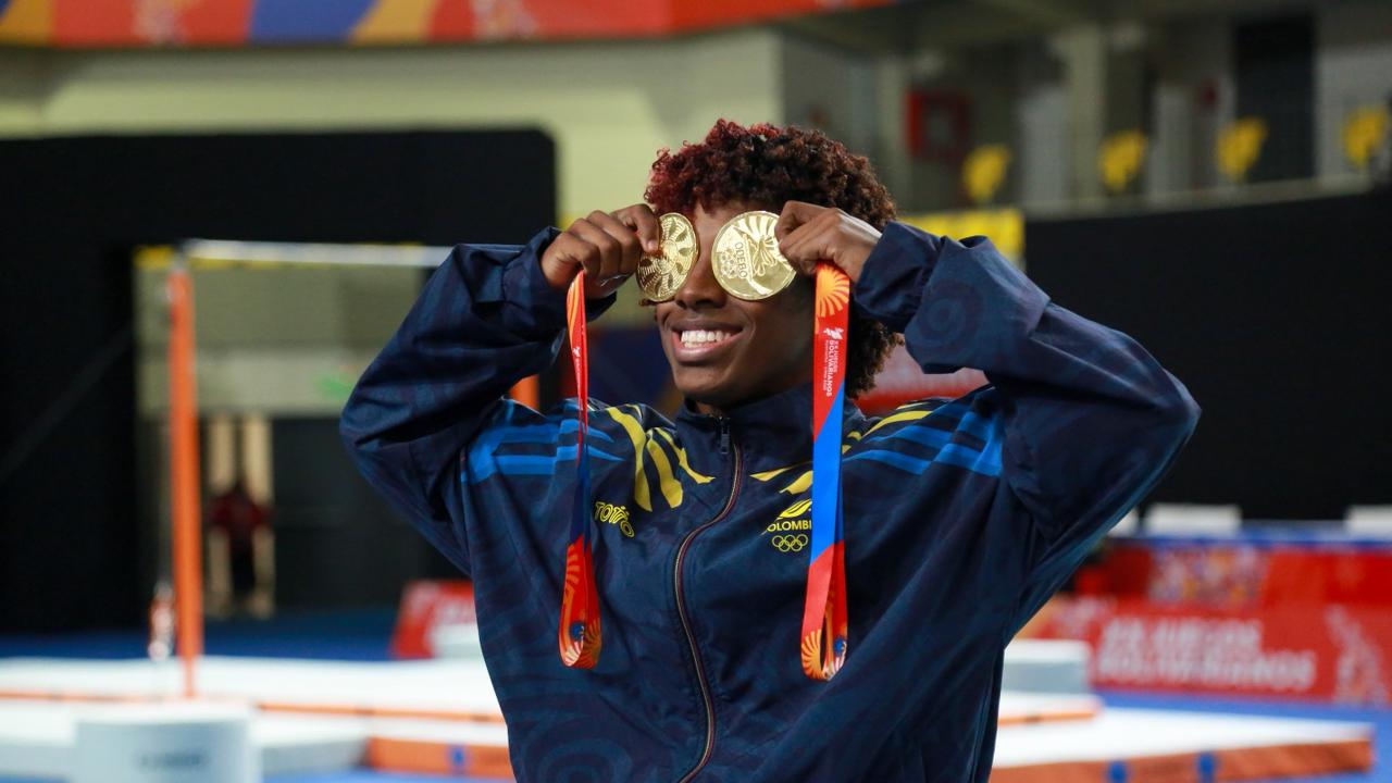 Juan Fernando Larrahondo celebra con  sus dos medallas de oro.