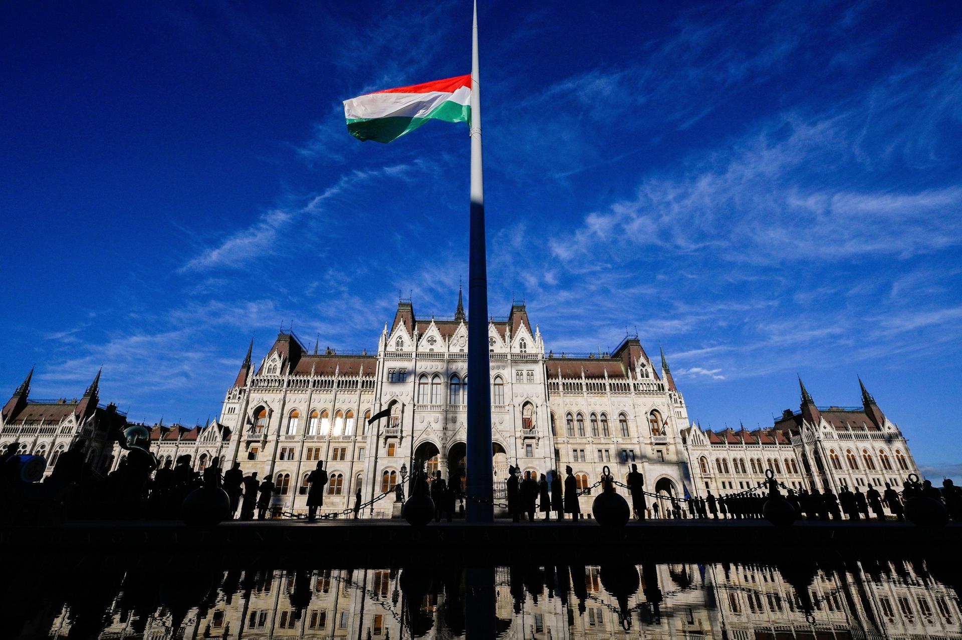 Budapest (Hungary), 06/10/2025.- The Hungarian national flag is seen at half-mast during a ceremony marking the 176th anniversary of the execution of the Martyrs of Arad, at the Parliament square in Budapest, Hungary, 06 October 2025. Thirteen Hungarian rebel generals were executed on 06 October 1849 in the city of Arad, then part of the Austrian Empire, following the 1848-1849 Hungarian revolution and the Hungarian war of independence against Habsburg rule. (Hungría) EFE/EPA/ROBERT HEGEDUS HUNGARY OUT
