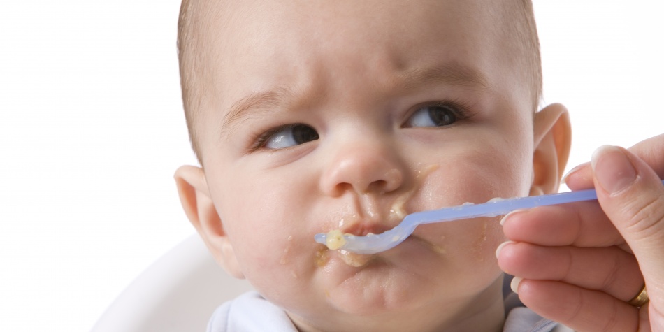 Estudios hallaron que un bebé puede comenzar a gustarle un alimento luego de que lo pruebe 15 veces.