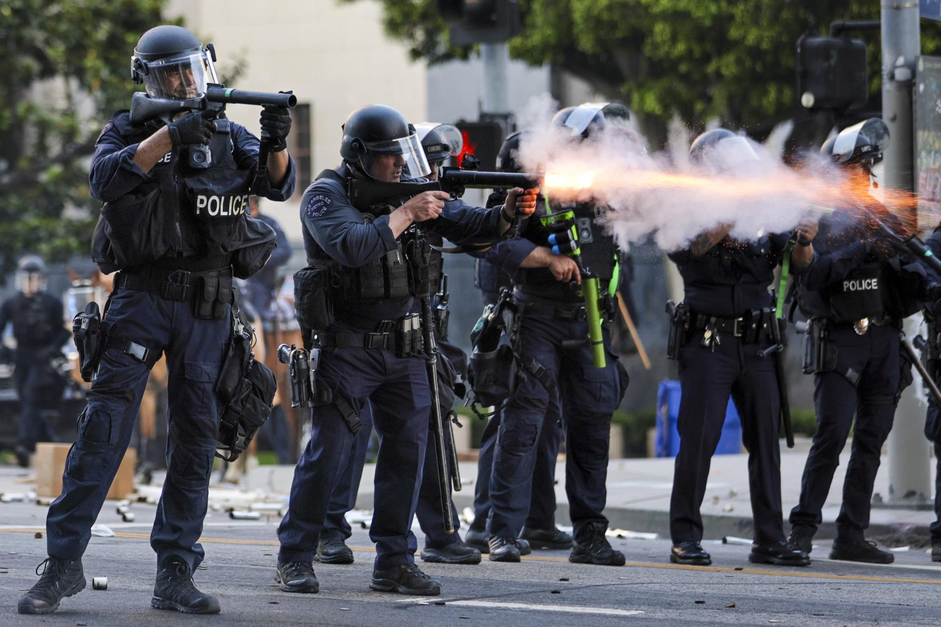FOTODELDÍA LOS ÁNGELES (Estados Unidos), 09/06/2025.- La policía dispara gases lacrimógenos contra activistas durante las protestas provocadas por las redadas de inmigración en Los Ángeles, California, EE. UU.. El presidente estadounidense, Donald Trump, ha desplegado 2000 efectivos de la Guardia Nacional, a pesar de no haber recibido ninguna solicitud de asistencia adicional del estado de California, tras las multitudinarias protestas contra las redadas de inmigración en curso en el área de Los Ángeles durante los últimos días. EFE/ Allison Dinner