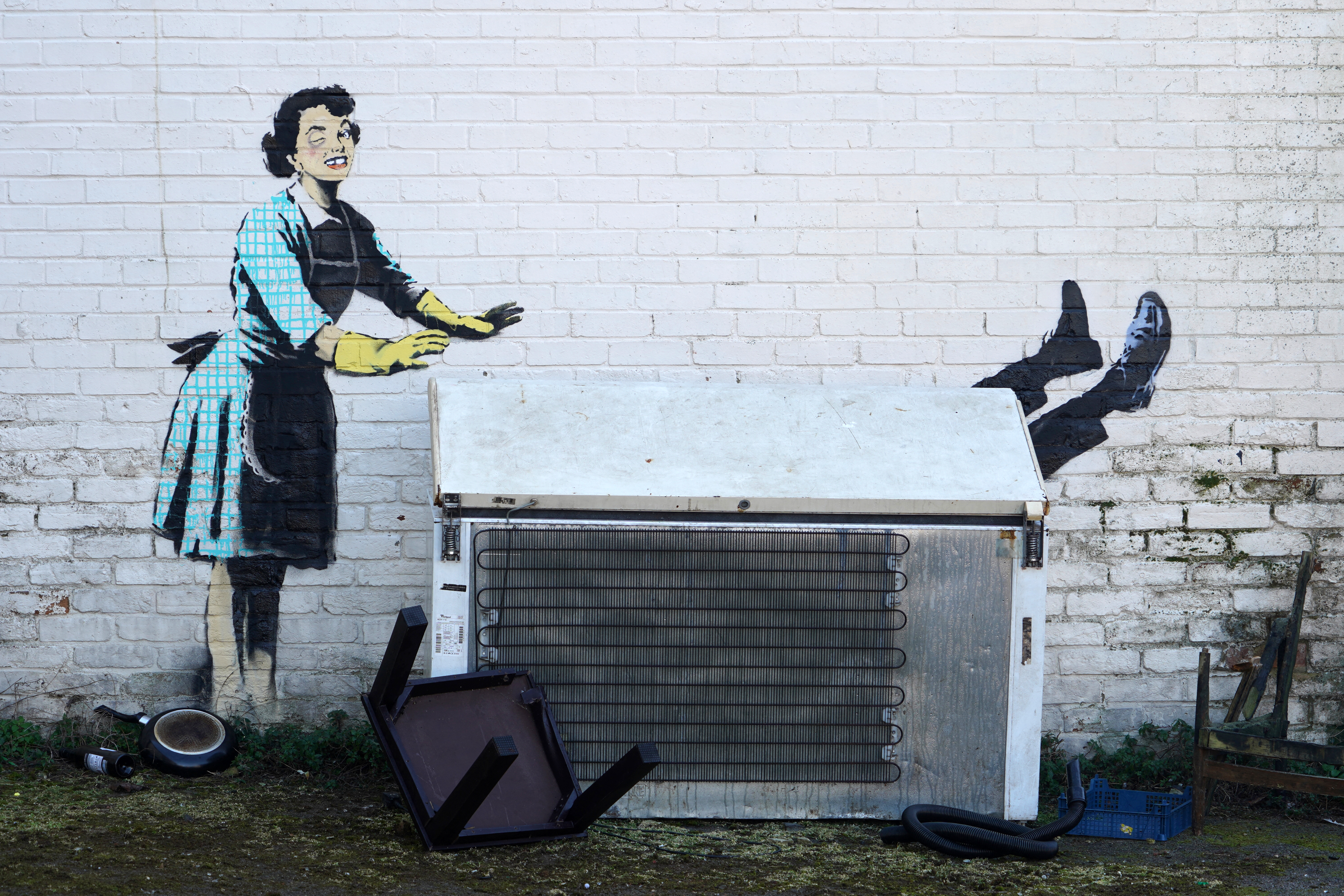 El 14 de febrero de 2023, unos trabajadores retiran de una casa de Margate, en el sureste de Inglaterra, un congelador que formaba parte de una obra de arte reconocida como obra del artista callejero Banksy. -