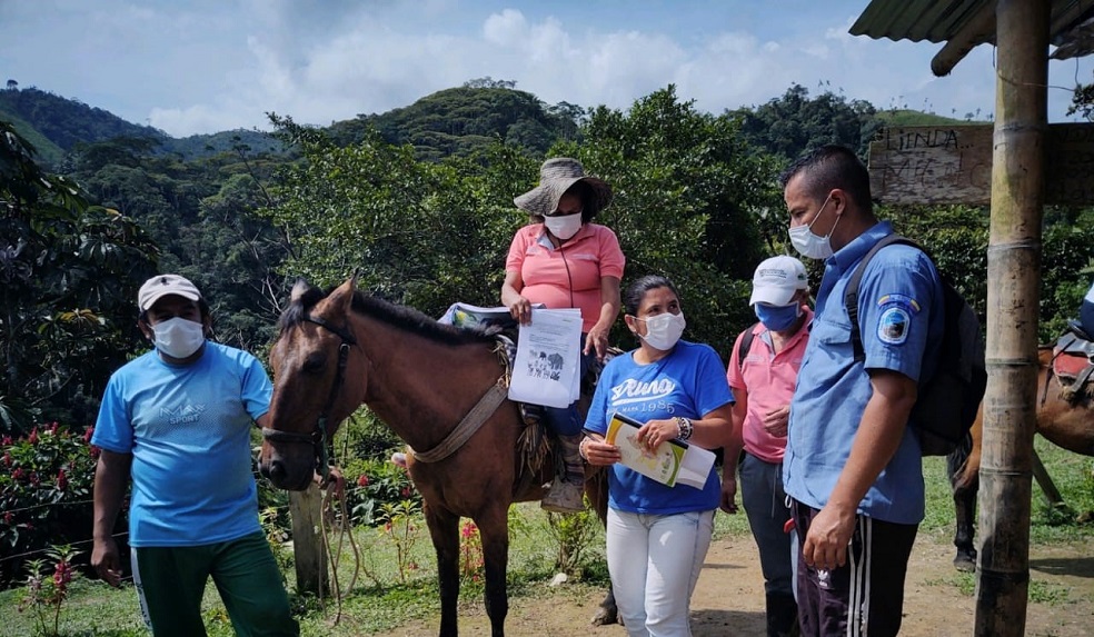 Guardaparques a lomo de mula, ayudan para que estudiantes en zona de amortiguación del Parque Nacional Natural Farallones de Cali puedan continuar sus procesos escolares