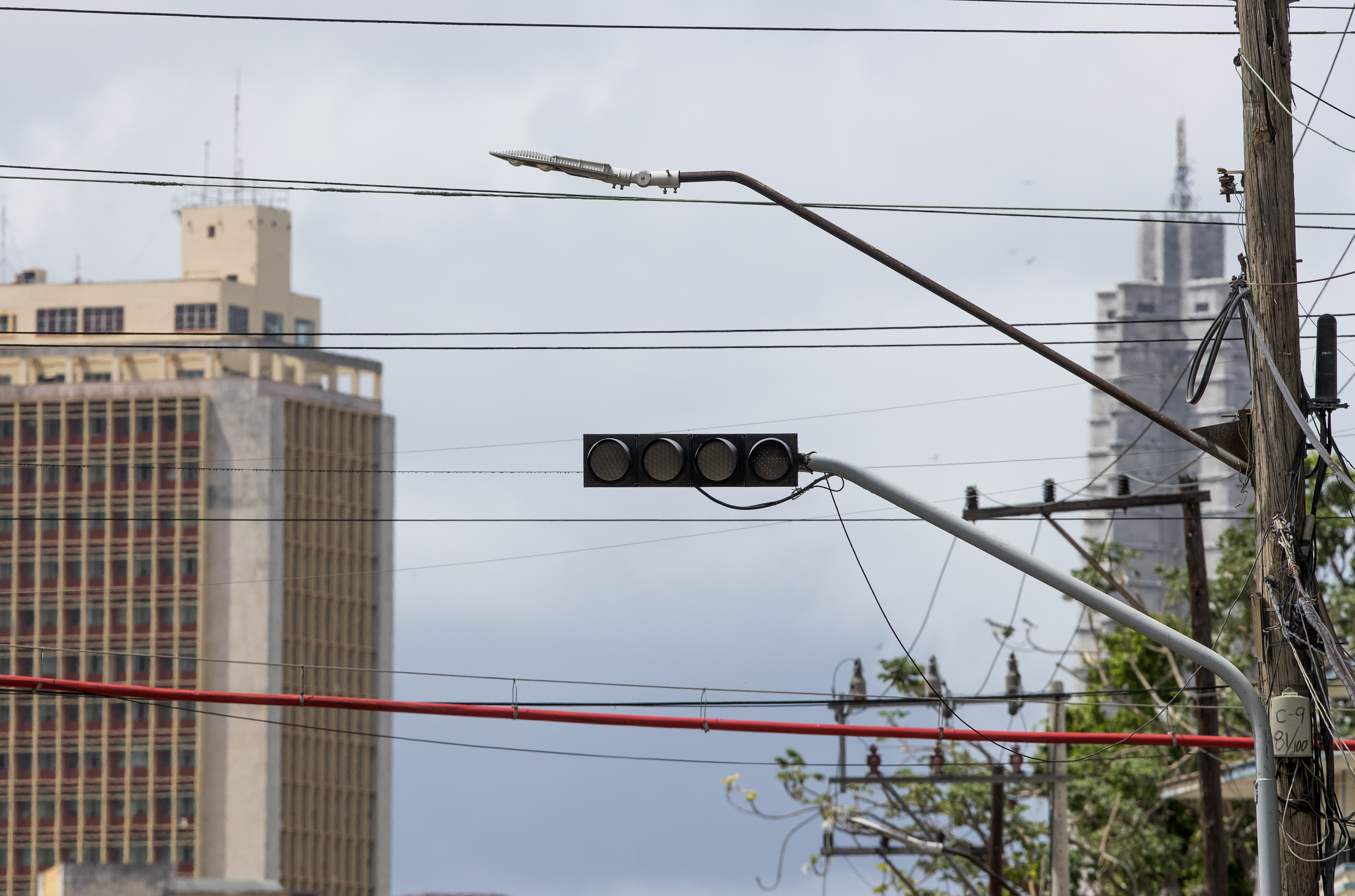 Tras el paso del huracán Ian por Cuba, la electricidad vuelve de a pocos a la isla