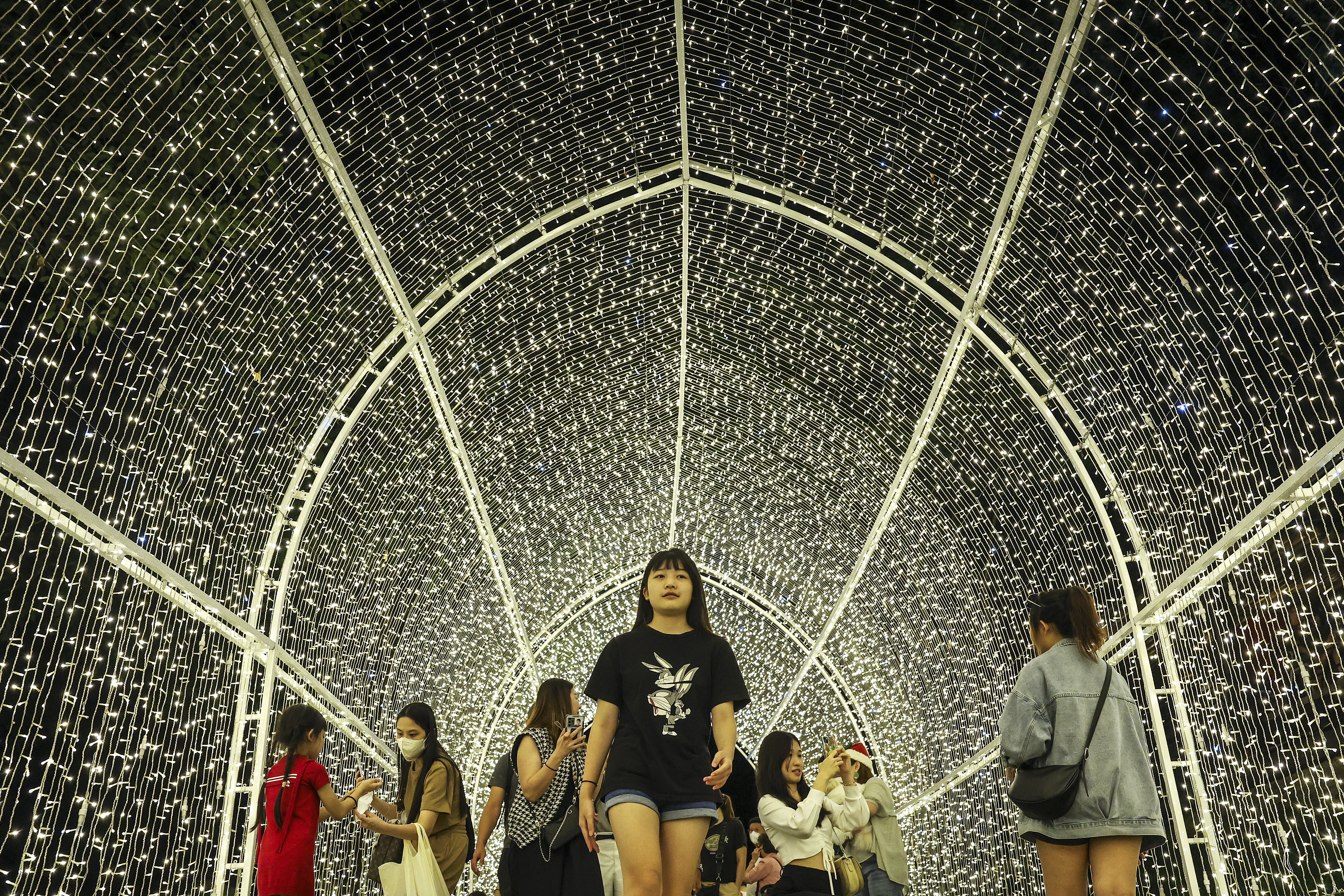 Kuala Lumpur (Malaysia), 29/01/2022.- Poeple walk inside a light tunnel at Desa Park City, during a 'Parkcity Year-End Light Festival' ahead of the Christmas holidays in Kuala Lumpur, Malaysia, 23 December 2022. Christian communities around the world will celebrate Christmas on 25 December, which is an annual festival commemorating the birth of Jesus Christ. (Malasia) EFE/EPA/FAZRY ISMAIL