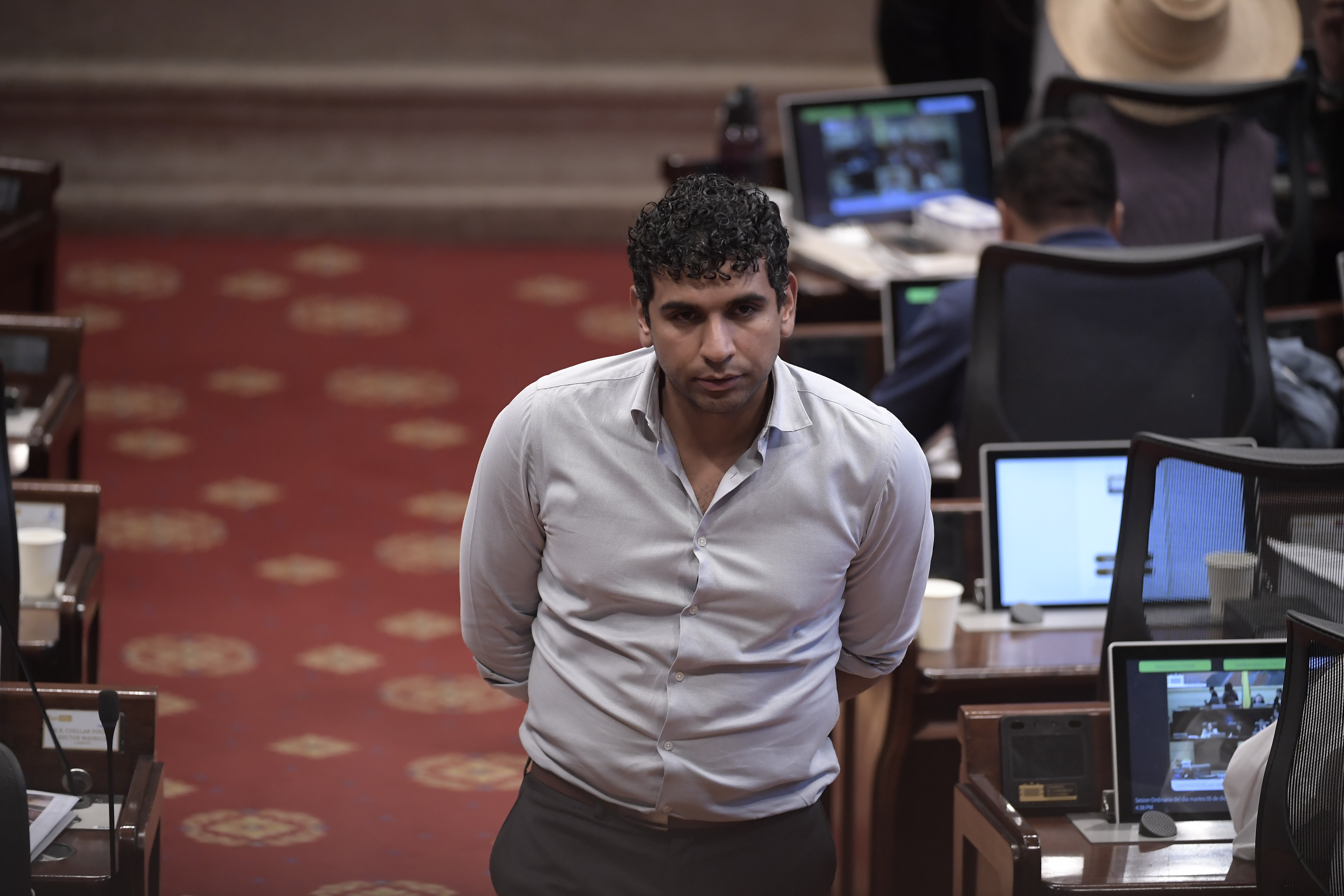 Racero responde a acusaciones por presunta explotación laboral y Pacto pide investigar