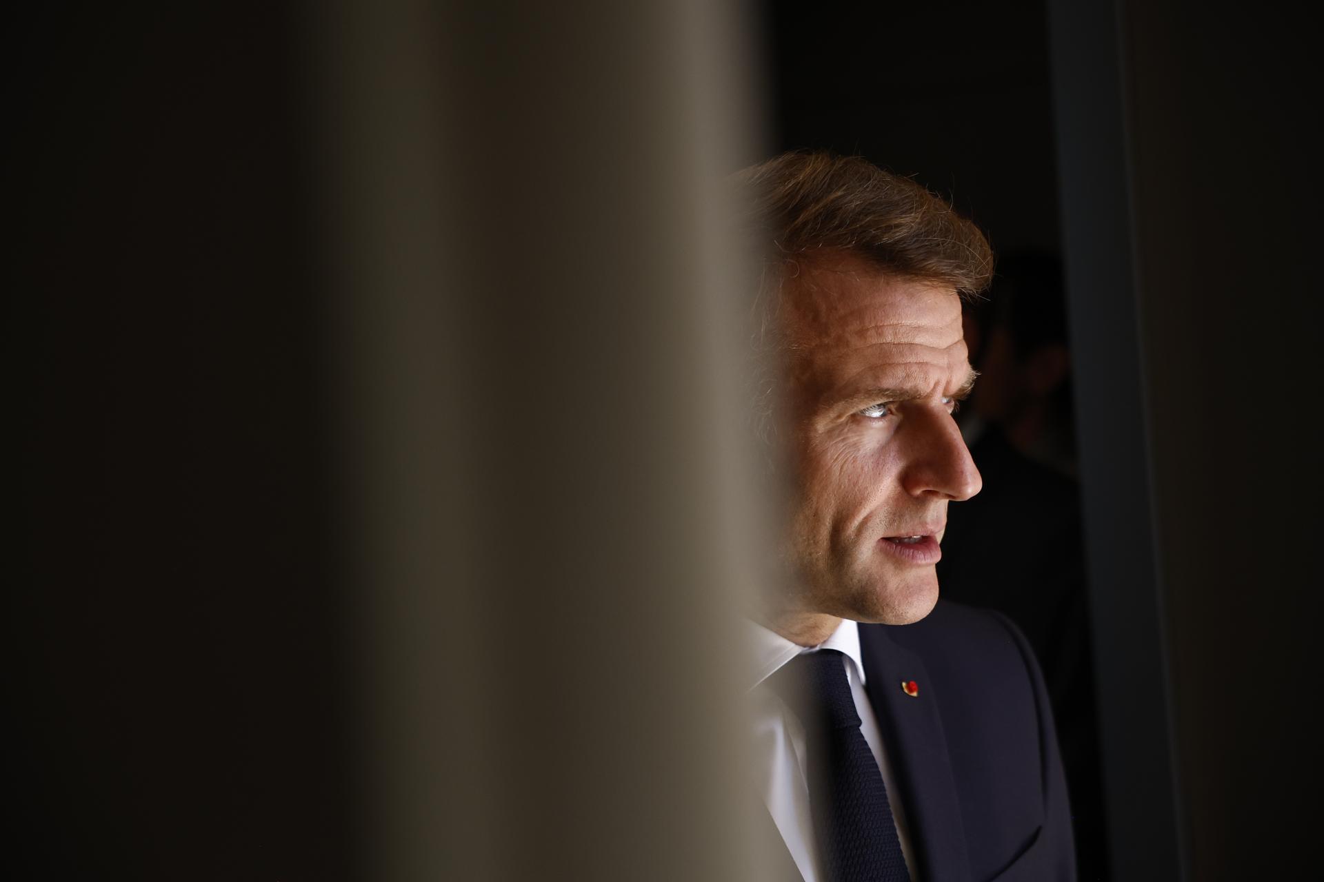 Macron pide reforzar la seguridad del Museo del Louvre tras el robo