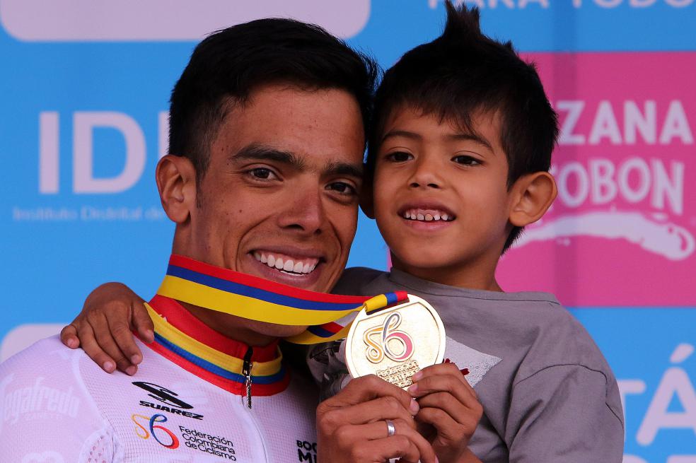 El ciclista colombiano Jarlinson Pantano (izq.) celebra con su hijo la victoria en la contrarreloj individual del Campeonato Nacional de Ciclismo de Ruta de 2017.