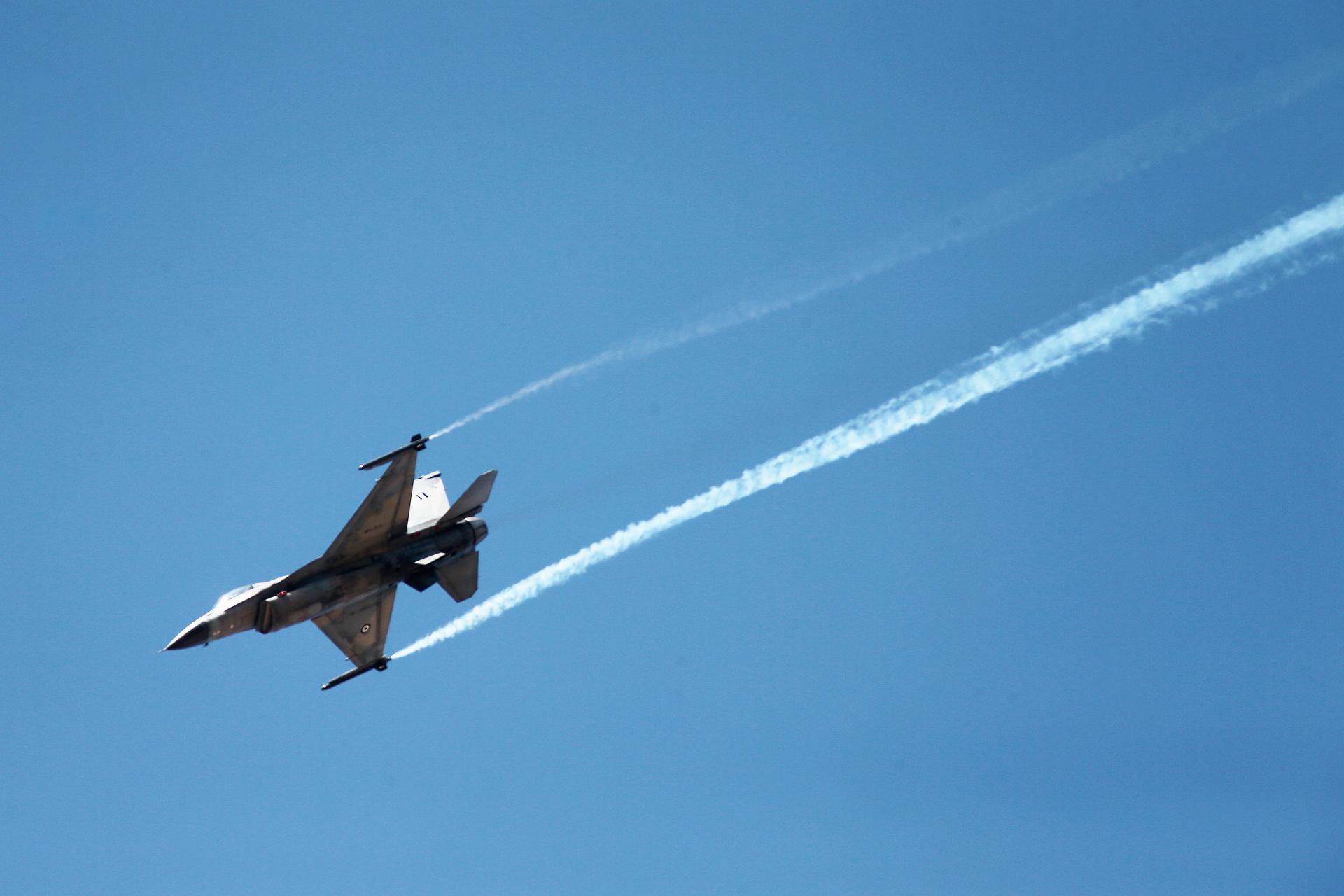 TANAGRA (Greece), 05/09/2025.- A F16 Hellenic airforce plane performs during the Athens Flying Week 2025 International Air Show at Tanagra Air Base, Viotia, central Greece, 05 September 2025. Athens Flying Week, which is the biggest air show in the Balkans with over 500,000 loyal fans worldwide, will take place from 6 to 7 September. (Grecia, Atenas) EFE/EPA/ALEXANDROS VLACHOS