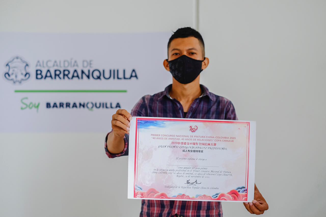 Artista barranquillero recibe beca para estudiar en China tras ganar concurso de pintura