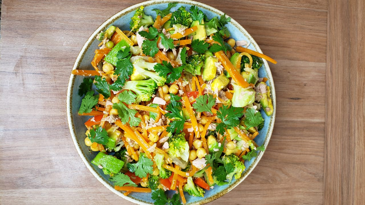 Ensalada especial con vegetales blanqueados y atún