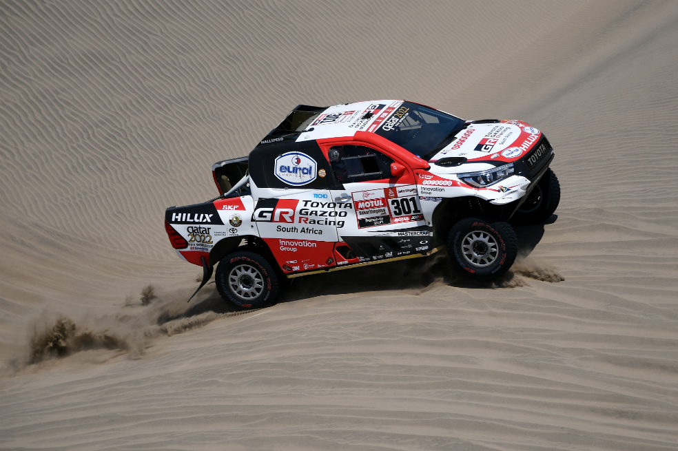 Al-Attiyah sigue al frente del Dakar, Quintanilla pierde liderato en motos