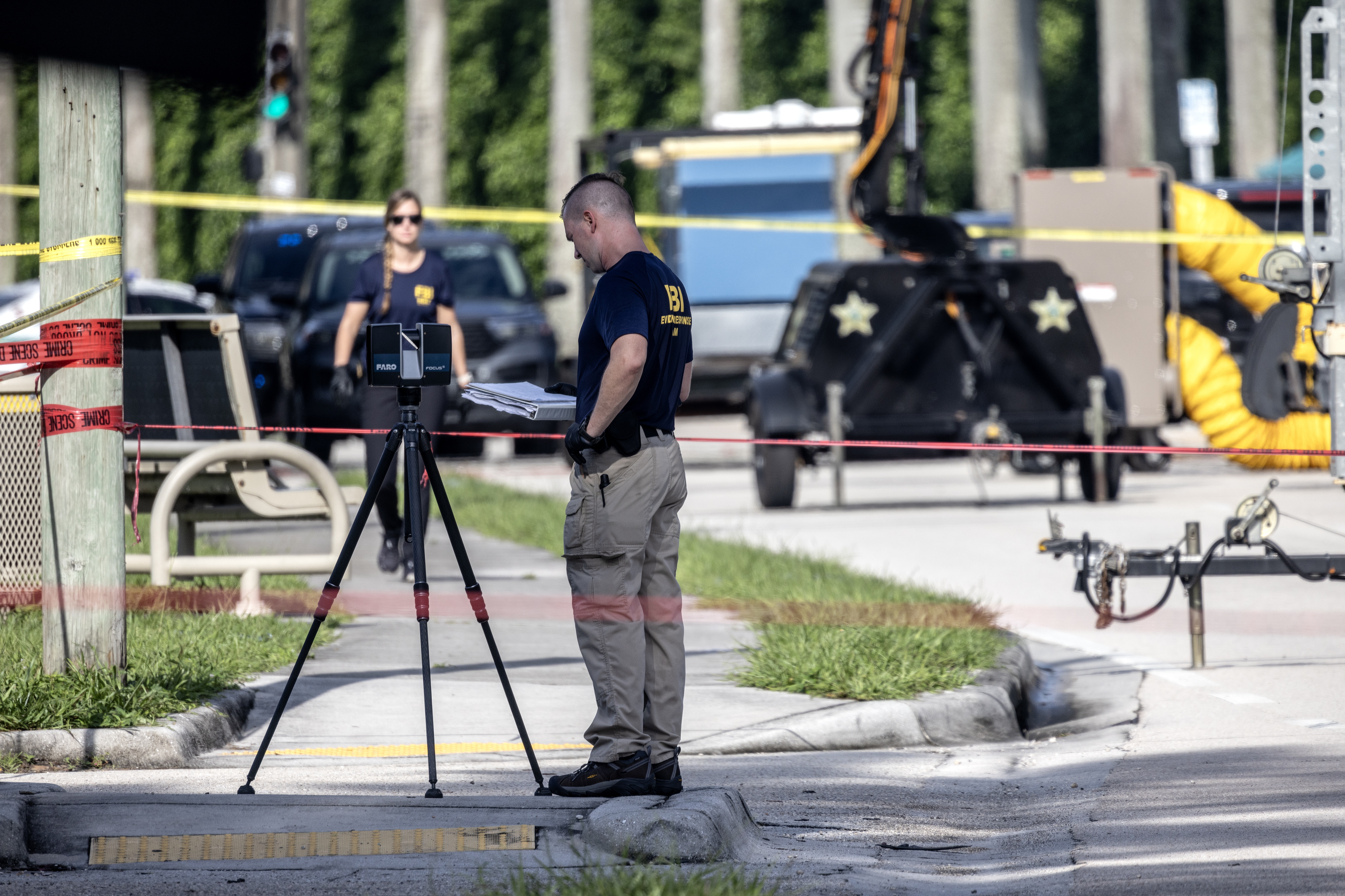 West Palm Beach (United States), 16/09/2024.- Palm Beach Sheriff officers guard the rear entrance of the Trump International Golf Club in West Palm Beach, Florida, USA, 16 September 2024. According to the FBI, they are following an investigation of what appears to be an attempted assassination of former president Donald Trump. Palm Beach County Sheriff Ric Bradshaw said the US Secret Service agents find a man pointing an AK-style rifle with a scope into the club as Trump was on the course. EFE/EPA/CRISTOBAL HERRERA-ULASHKEVICH