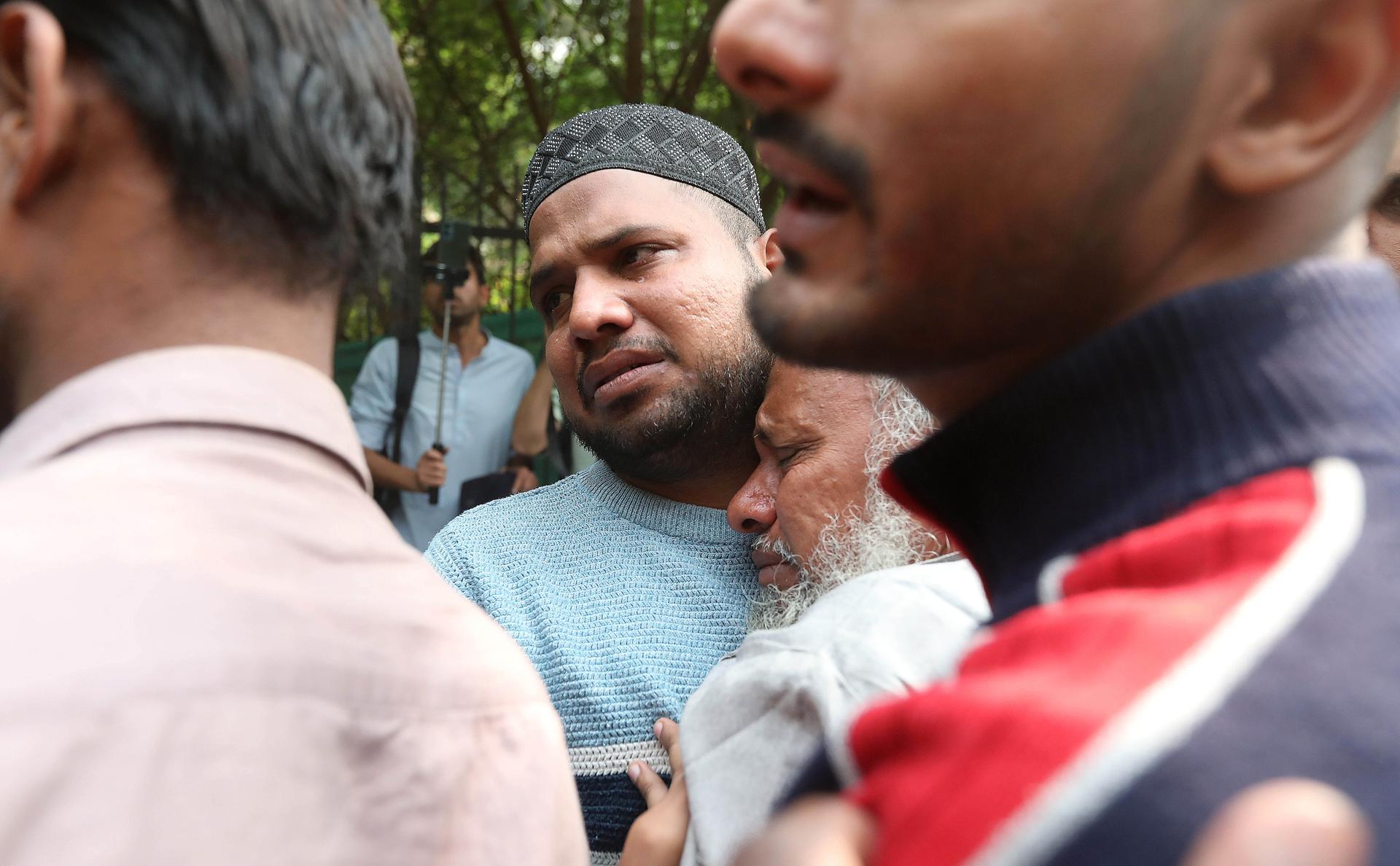 NEW DELHI (India), 11/11/2025.- Relatives of 18-year-old victim Nauman Ansari react outside the mortuary of the Lok Nayak Hospital after a blast near the Red Fort, in New Delhi, India, 11 November 2025. According to the Delhi Police, at least 12 people were killed and several were injured in a car explosion during the busy evening hours on 10 November near the Red Fort metro station in Delhi, with the resulting fire spreading and incinerating several nearby vehicles. (Nueva Delhi) EFE/EPA/HARISH TYAGI
