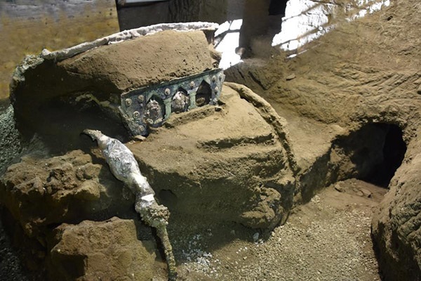 Un carro ceremonial casi intacto emerge entre las ruinas de Pompeya