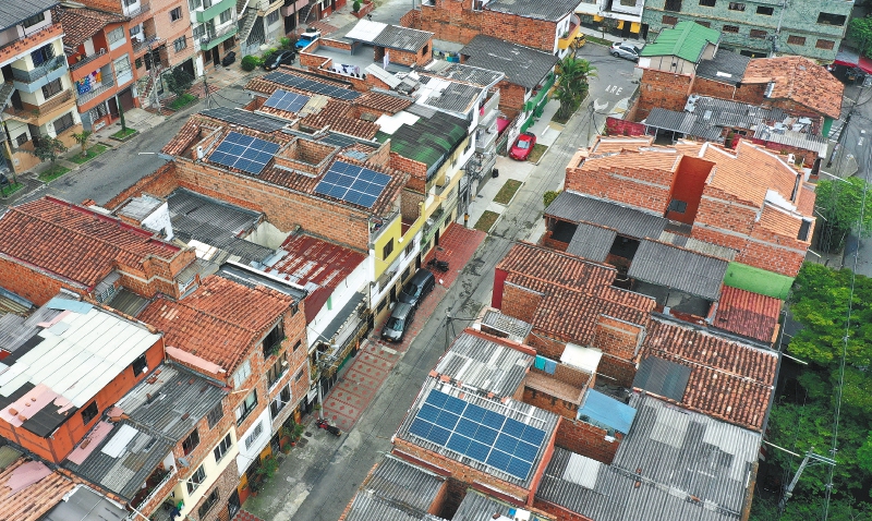 En Medellín está la primera comunidad que genera energía solar y la vende al sistema