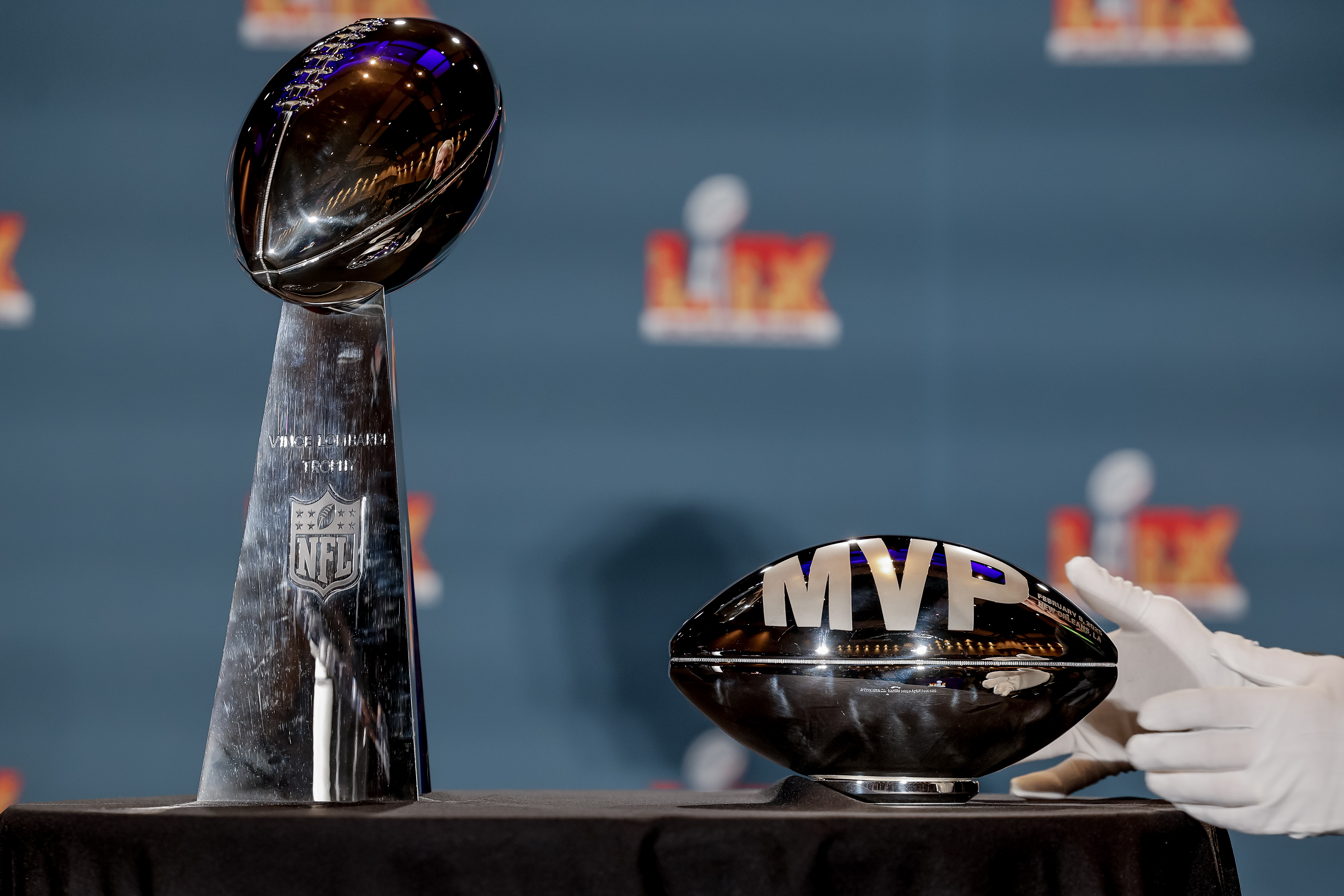 NEW ORLEANS (United States), 10/02/2025.- An NFL employee arranges the Vince Lombardi Trophy (L) and the Super Bowl Most Valuable Player Award trophy (R) during a post Super Bowl LIX press conference in New Orleans, Louisiana, USA, 10 February 2025. The Philadelphia Eagles defeated the Kansas City Chiefs in Super Bowl LIX on 09 February 2025. (Nueva Orleáns, Filadelfia) EFE/EPA/ERIK S. LESSER