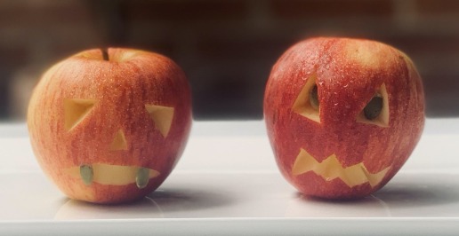 Manzanas espeluznantes de todos los colores.