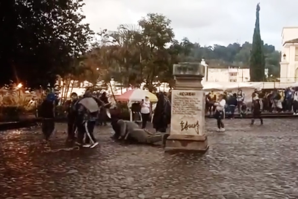 Derriban estatua de Julio Arboleda, el Poeta Soldado, en Popayán