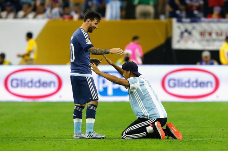 «Ese abrazo con Messi fue mi mundo», joven que saltó al campo en Houston