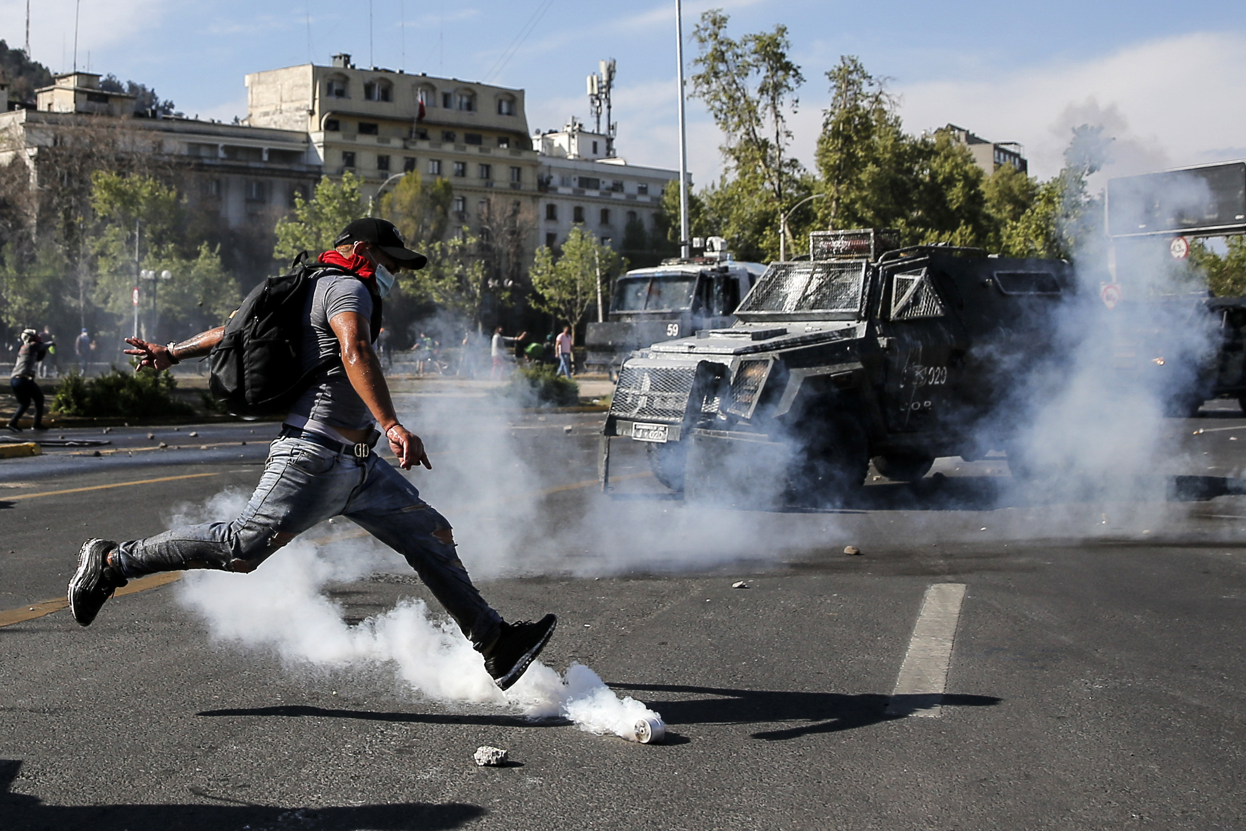 Manifestantes chocan con la policía antidisturbios durante una protesta en Chile