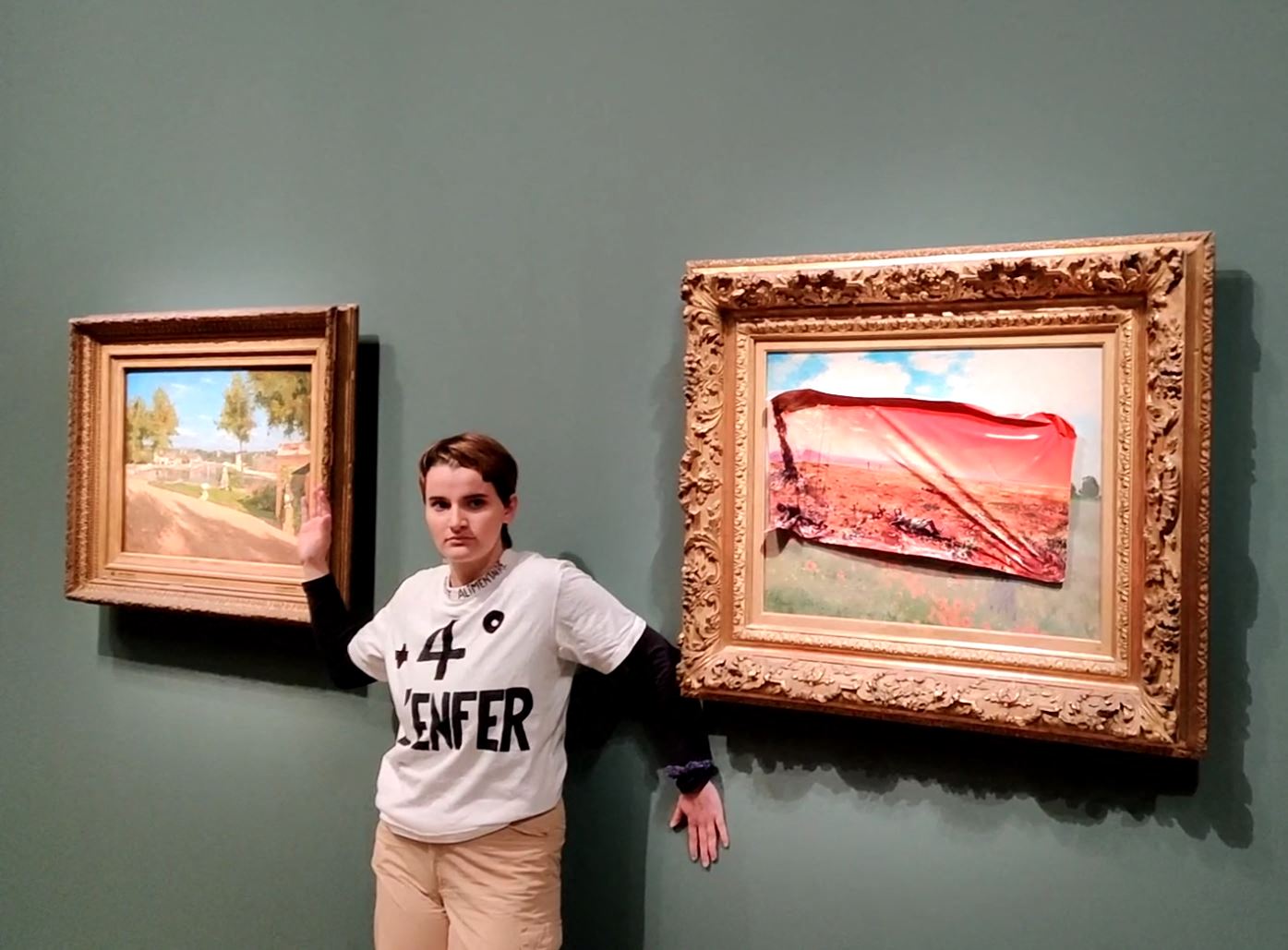 Francia absuelve a activista ecologista por pegar un cartel en cuadro de Monet