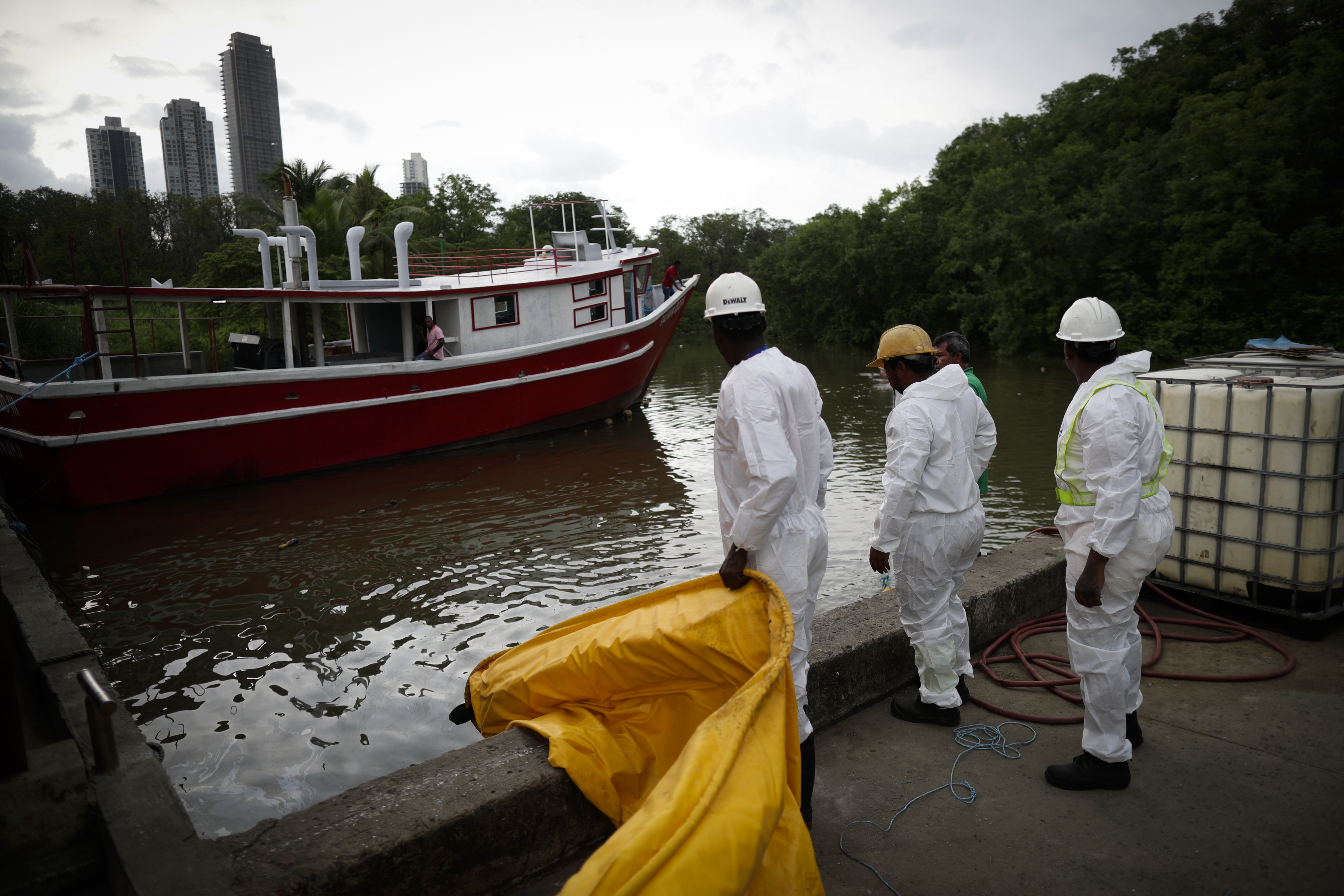 Rotura de una tubería inunda de combustible un río que desemboca en la Bahía de Panamá