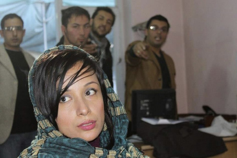 Freshta Kazemi, protagonista de "Icy Sun" ("Sol glacial"), en la que aparece ella misma durante el rodaje de la película afgana, de 25 minutos de duración./ EFE