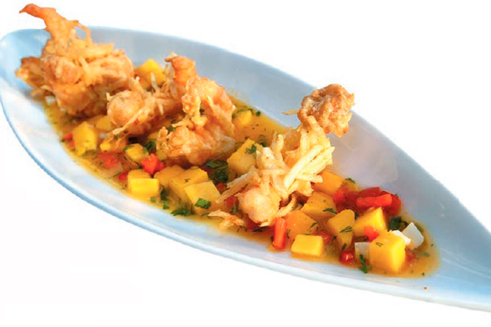 Langostinos apanados con papa sobre mango y coco