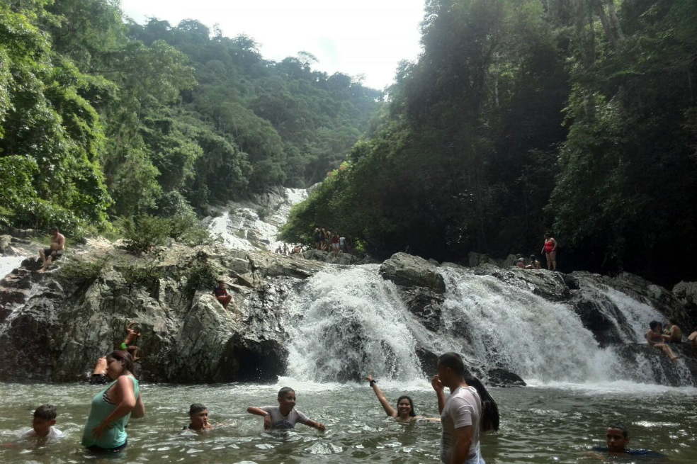 Buscan a turista que fue arrastrado por corriente de una quebrada en Santa Marta