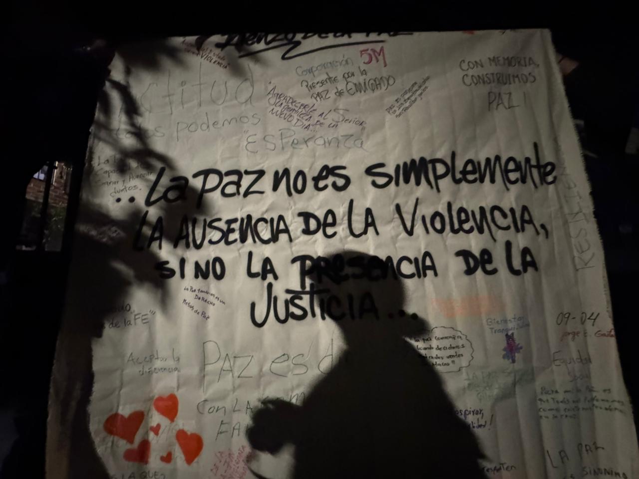 Plantón pacífico convocado por organizaciones sociales y comunitarias del Valle de Aburrá para pedir reanudar la mesa de paz con las bandas criminales de Medellín.