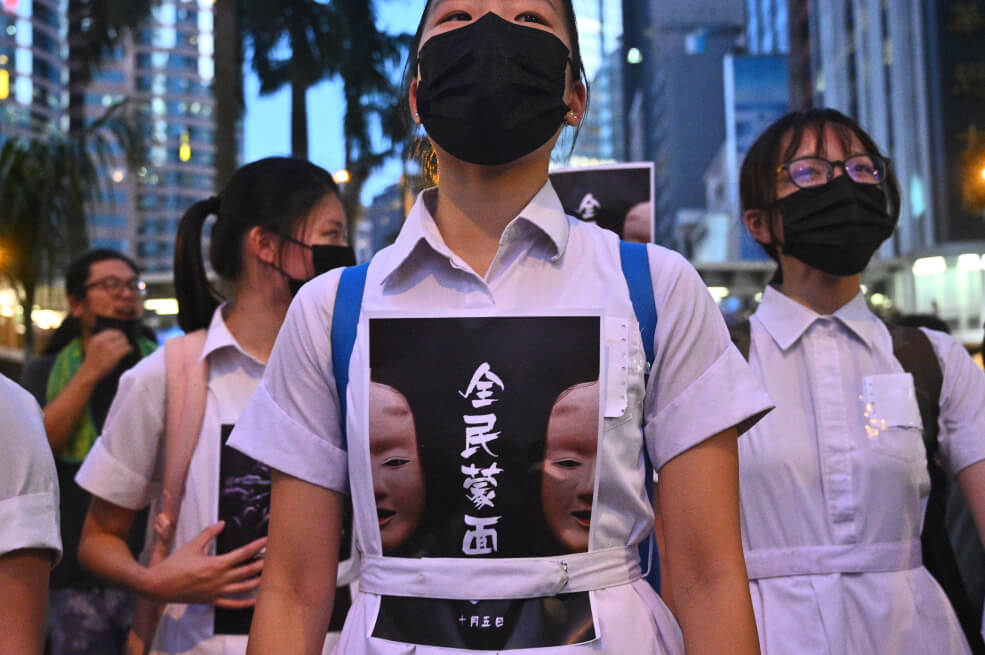 Hong Kong prohíbe a los manifestantes el uso de máscaras en protestas