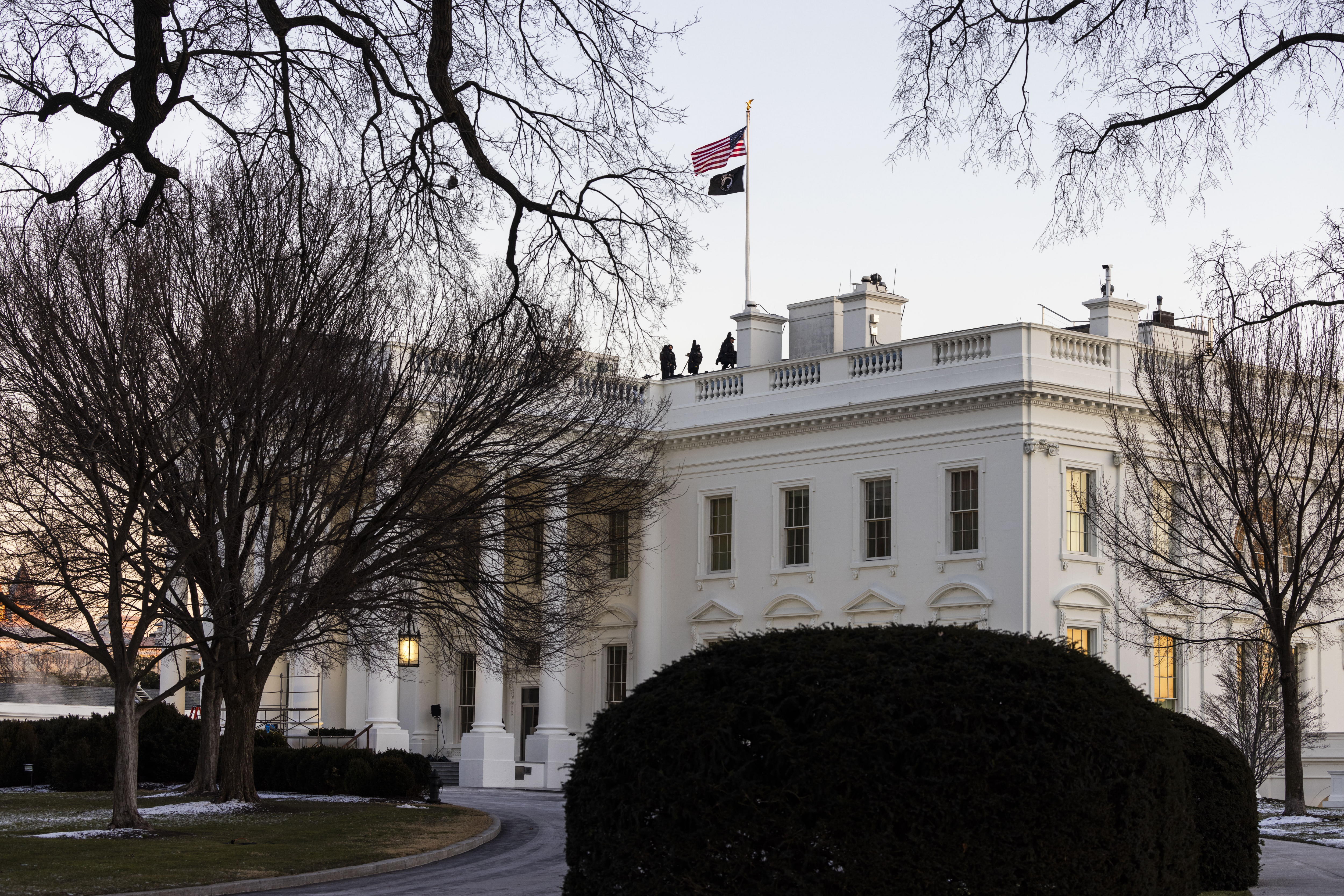 Washington (United States), 20/01/2025.- The flag over the White House flies at full-staff on the day of US President Donald Trump'Äôs inauguration, despite orders for flags to be flown at half-staff for 30 days to honor former President Jimmy Carter, in Washington, DC, USA, 20 January 2025. Trump, who defeated Kamala Harris to become the 47th president of the United States, was sworn in earlier in the day, though the planned outdoor ceremonies and events were cancelled due to extremely cold temperatures. (Estados Unidos) EFE/EPA/JIM LO SCALZO / POOL