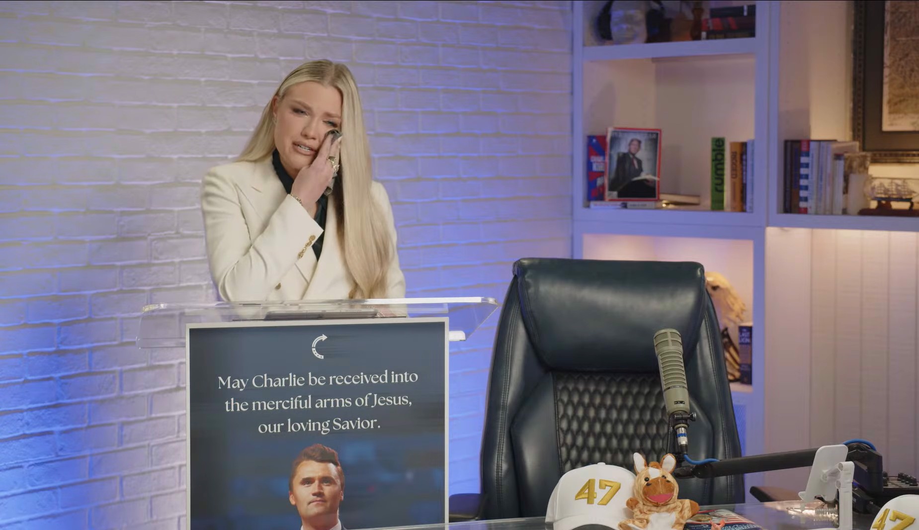 Erika Kirk, esposa de Charlie, mezcla lo personal y lo político en su duelo público