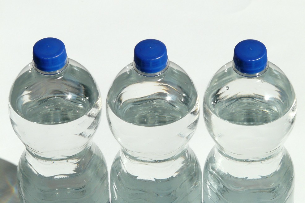 OMS dice que los microplásticos en agua potable suponen un «riesgo mínimo» para la salud