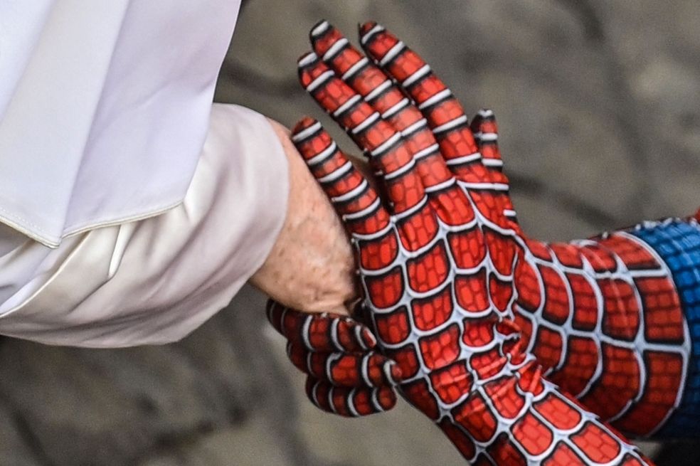 En fotos: el encuentro entre Spiderman y el papa Francisco en el Vaticano