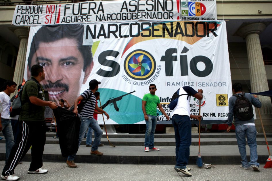 Familiares y compañeros de los 43 estudiantes desaparecidos condenan los nexos entre el gobierno y el crimen organizado en México. 
