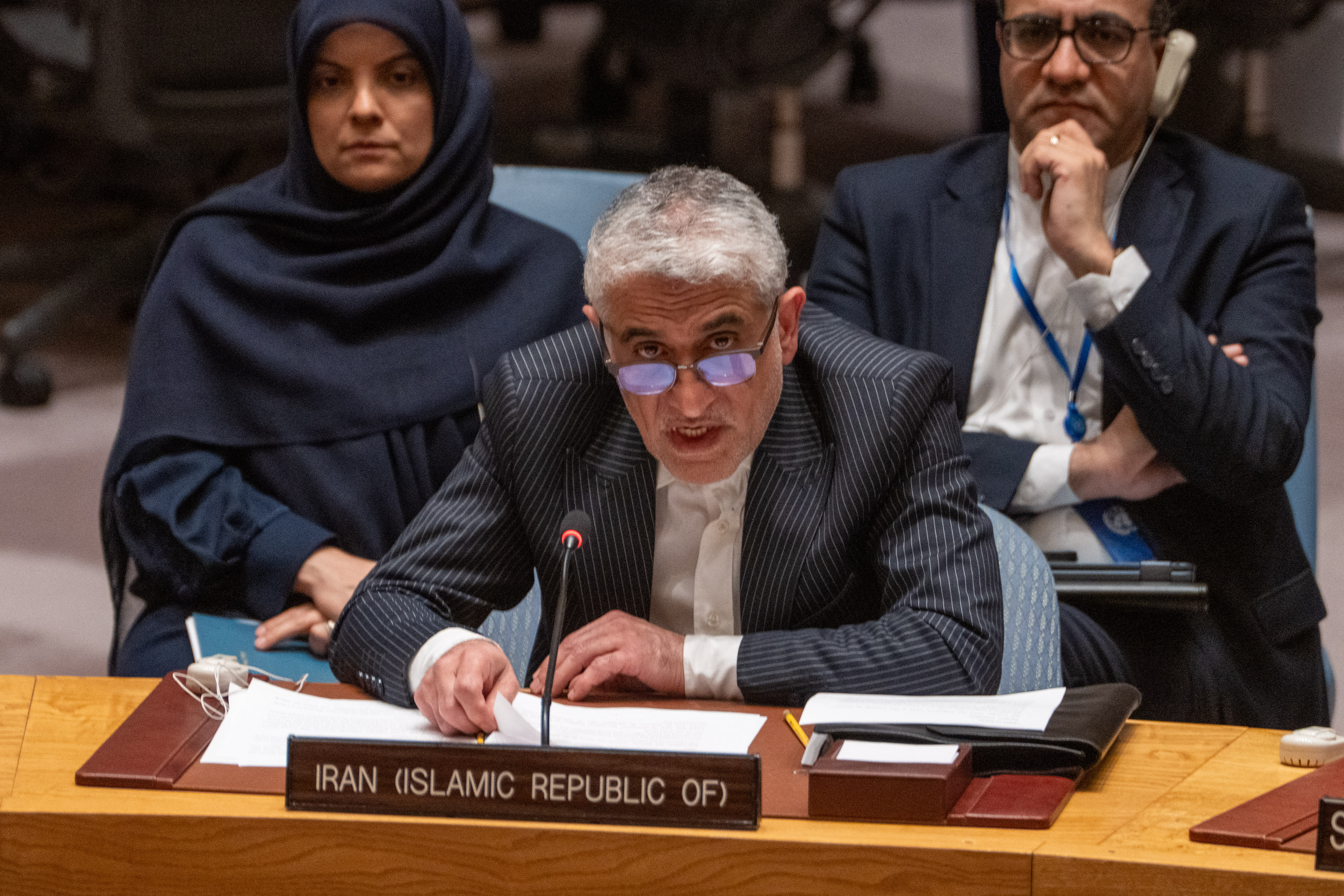 El representante de Irán ante las Naciones Unidas, Amir Saeid Iravani, se dirige al Consejo de Seguridad de las Naciones Unidas durante una reunión de emergencia el 14 de abril de 2024 en la Sede de la ONU en la ciudad de Nueva York.