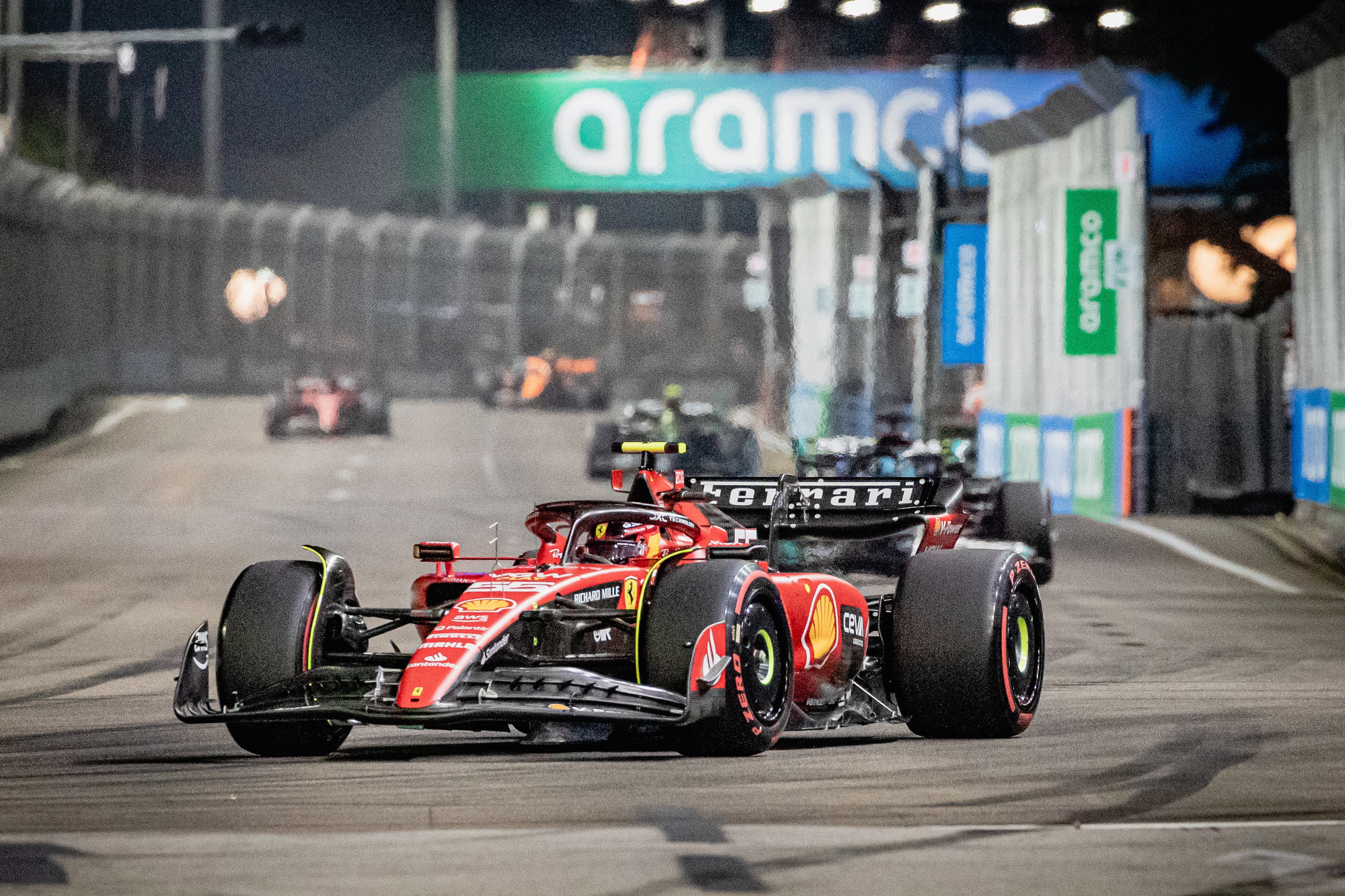 ¿Se acabará la racha de Verstappen? Carlos Sainz ganó la ‘pole’ del GP de Singapur