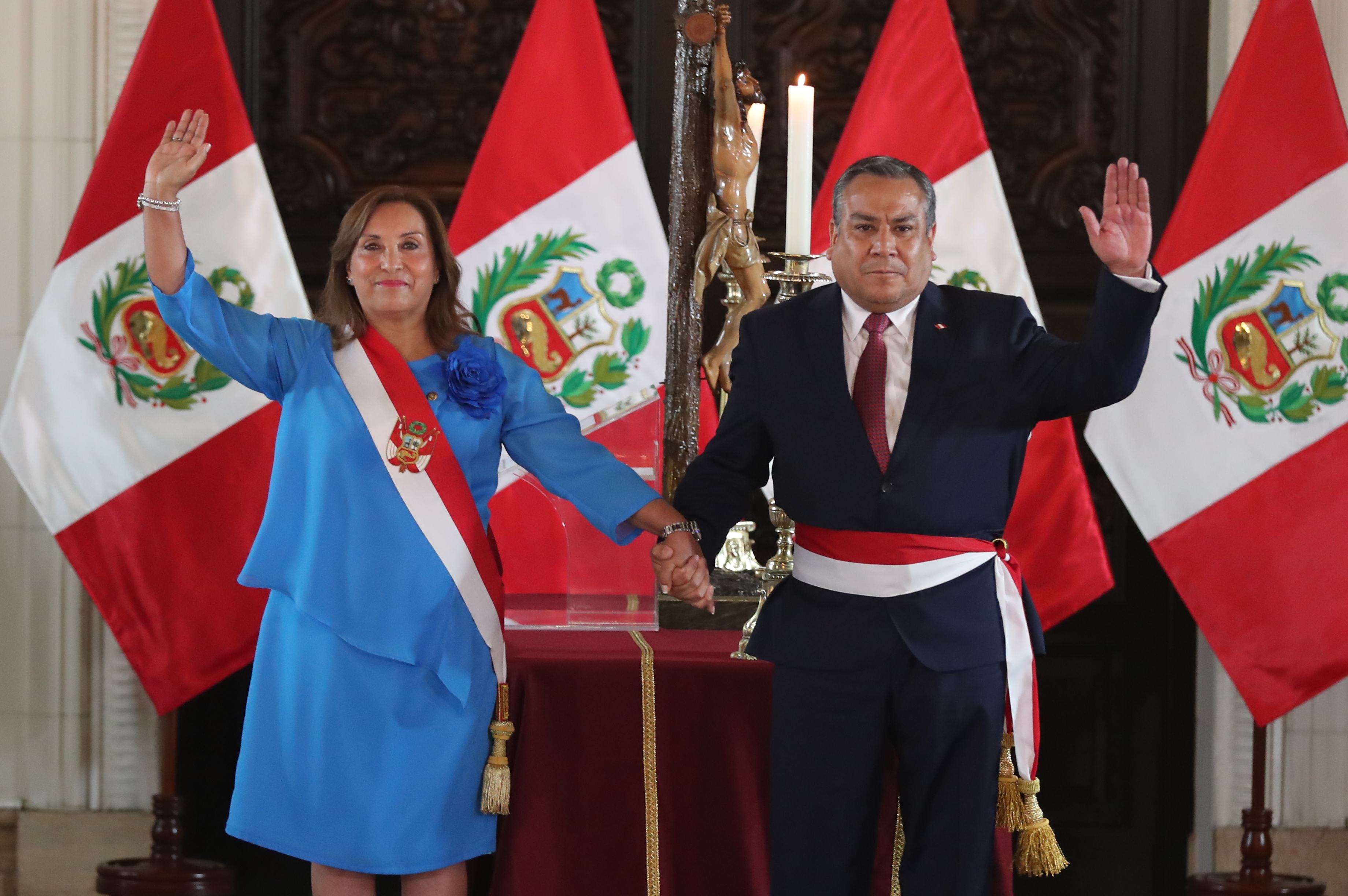 Perú: Boluarte nombra nuevo primer ministro tras escándalo de audios de Otárola