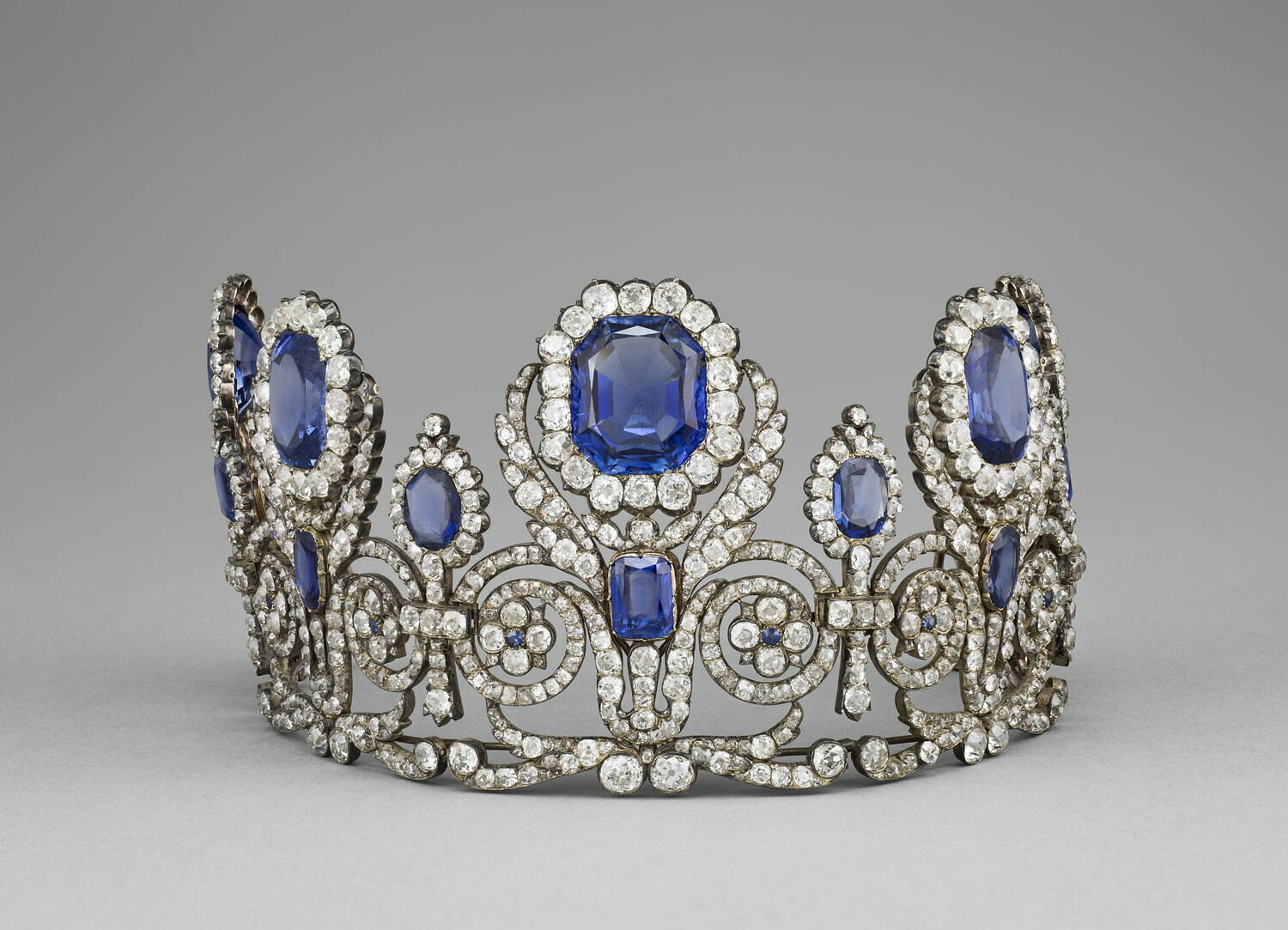 Tiaras, collares y broches: las joyas sustraídas del Louvre | Galería