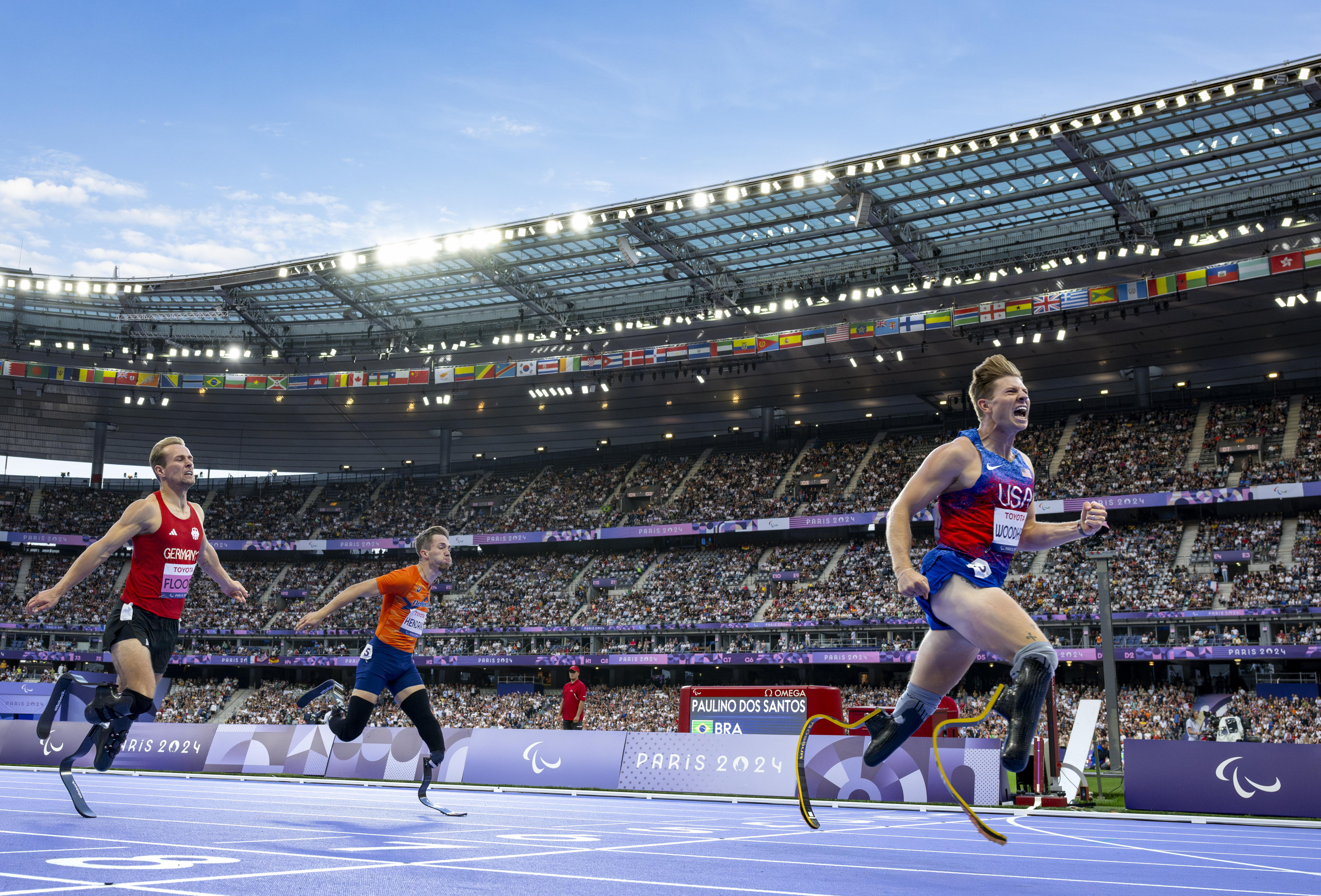 Paris (France).- A handout photo made available by OIS/IOC shows Hunter Woodhall (R) of the US celebrate winning the Para Athletics Men's 400m - T62 Final ahead of Johannes Floors (L) of Germany and Olivier Hendriks of the Netherlands at the Stade de France at the Paris 2024 Paralympic Games, Paris, France, 06 September 2024. (400 metros, Francia, Alemania, Países Bajos; Holanda) EFE/EPA/Joel Marklund for OIS/IOC HANDOUT HANDOUT EDITORIAL USE ONLY/NO SALES
