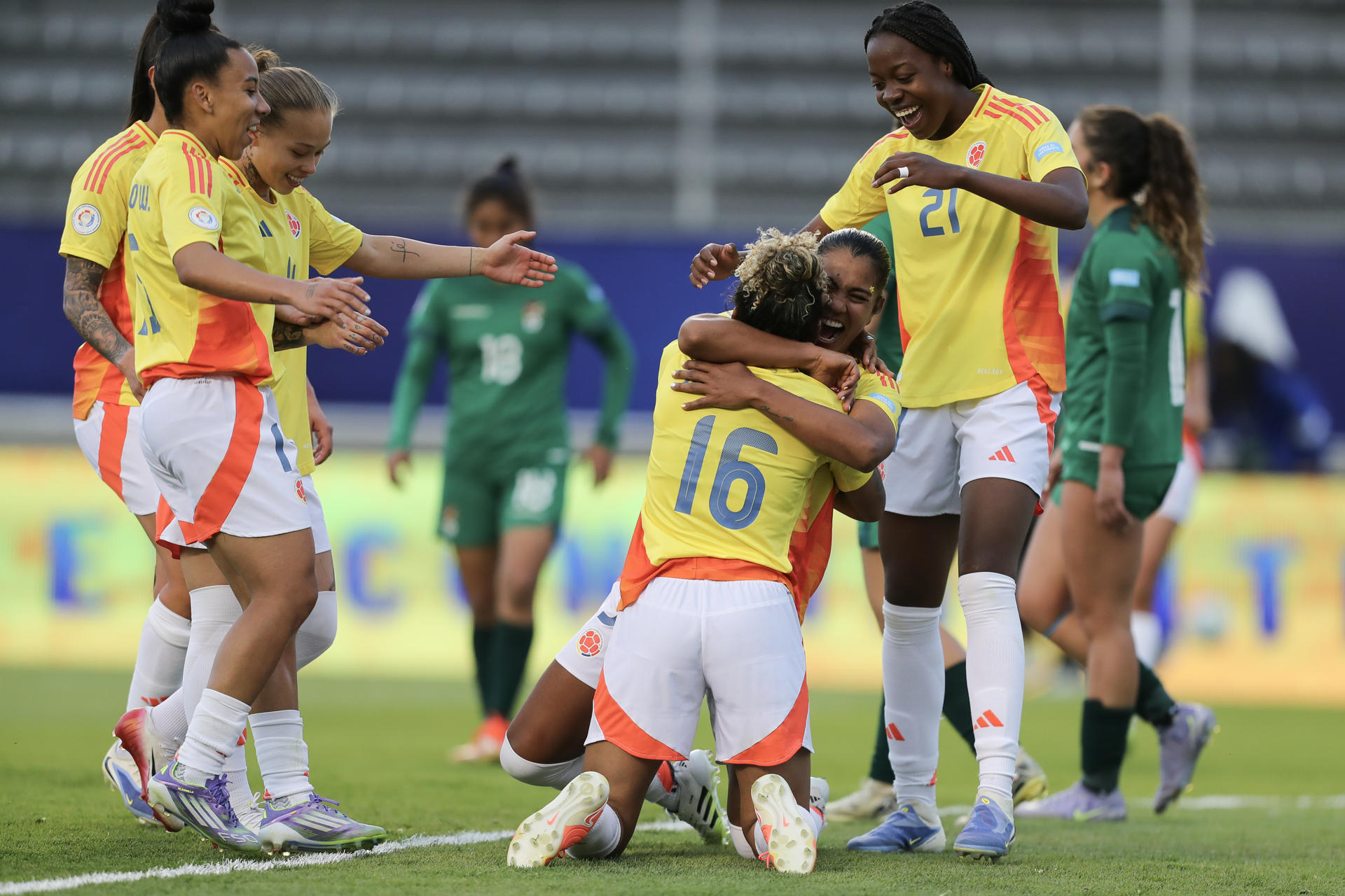 AMDEP8882. QUITO (ECUADOR), 22/07/2025.- Jugadoras de Colombia celebran un gol este martes, en un partido de la fase de grupos de la Copa América Femenina entre Colombia y Bolivia en el estadio Gonzalo Pozo Ripalda en Quito (Ecuador). EFE/ José Jácome