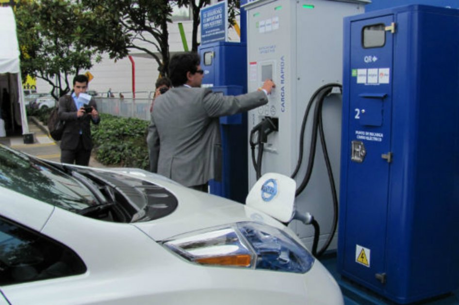 Bogotá abre la primera estación de recarga para vehículos eléctricos del país